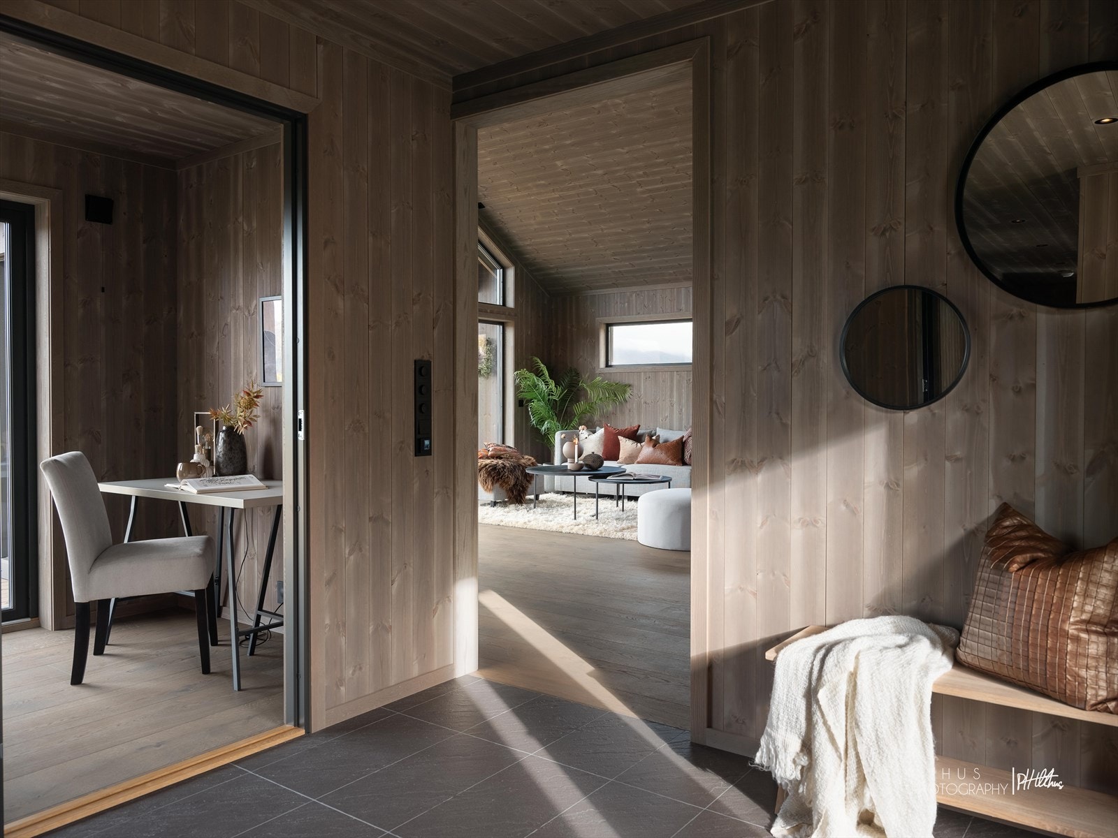 Hytten er blant annet utstyrt med varmekabler i alle gulv med unntak av soverommene. (Bildet er tatt fra en tidligere oppført hytte, og er kun ment som illustrasjon av farge- og materialvalg. Avvik vil forekomme.) Galleribilde