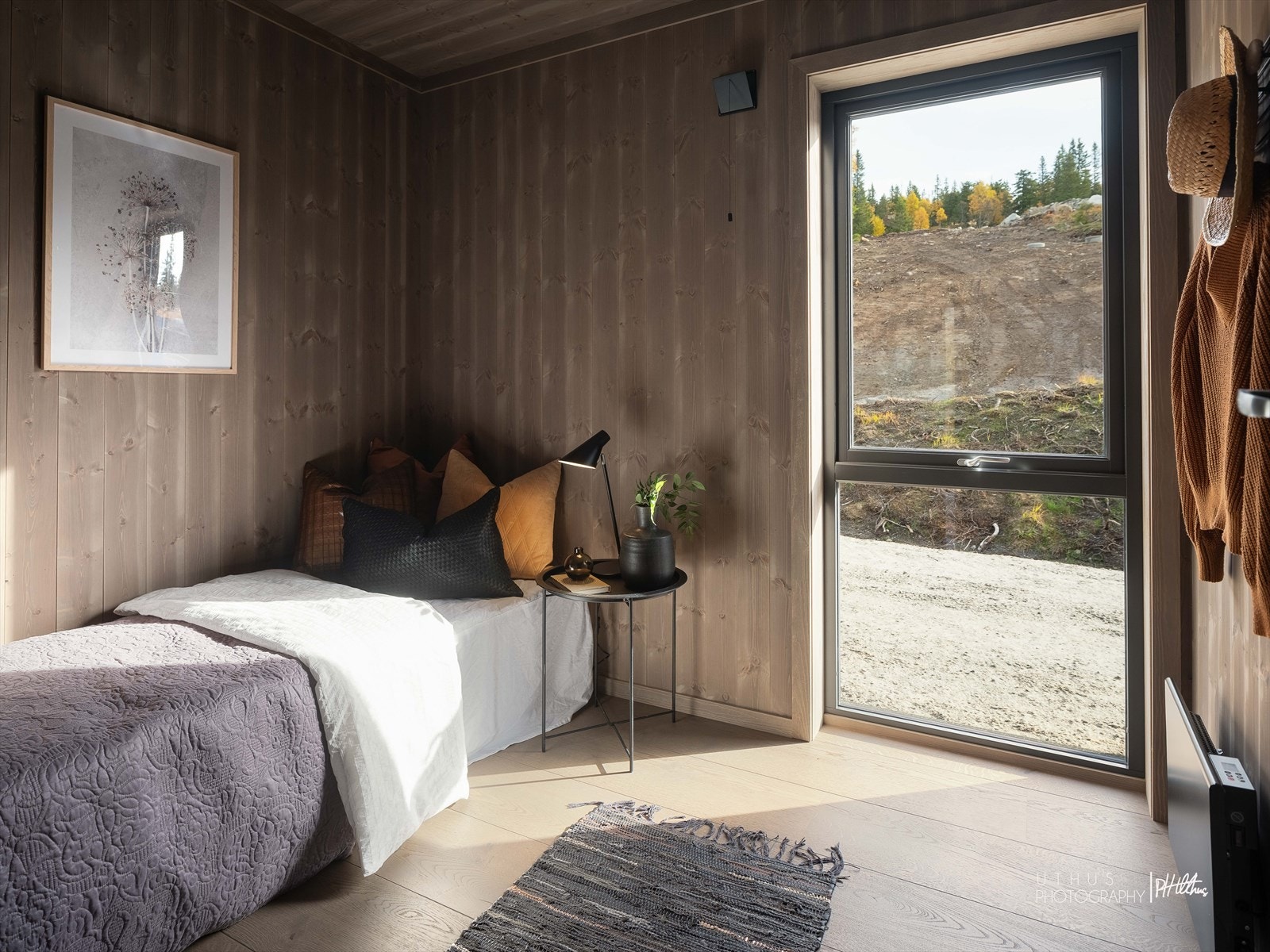 Soverom. (Bildet er tatt fra en tidligere oppført hytte, og er kun ment som illustrasjon av farge- og materialvalg. Avvik vil forekomme.) Galleribilde