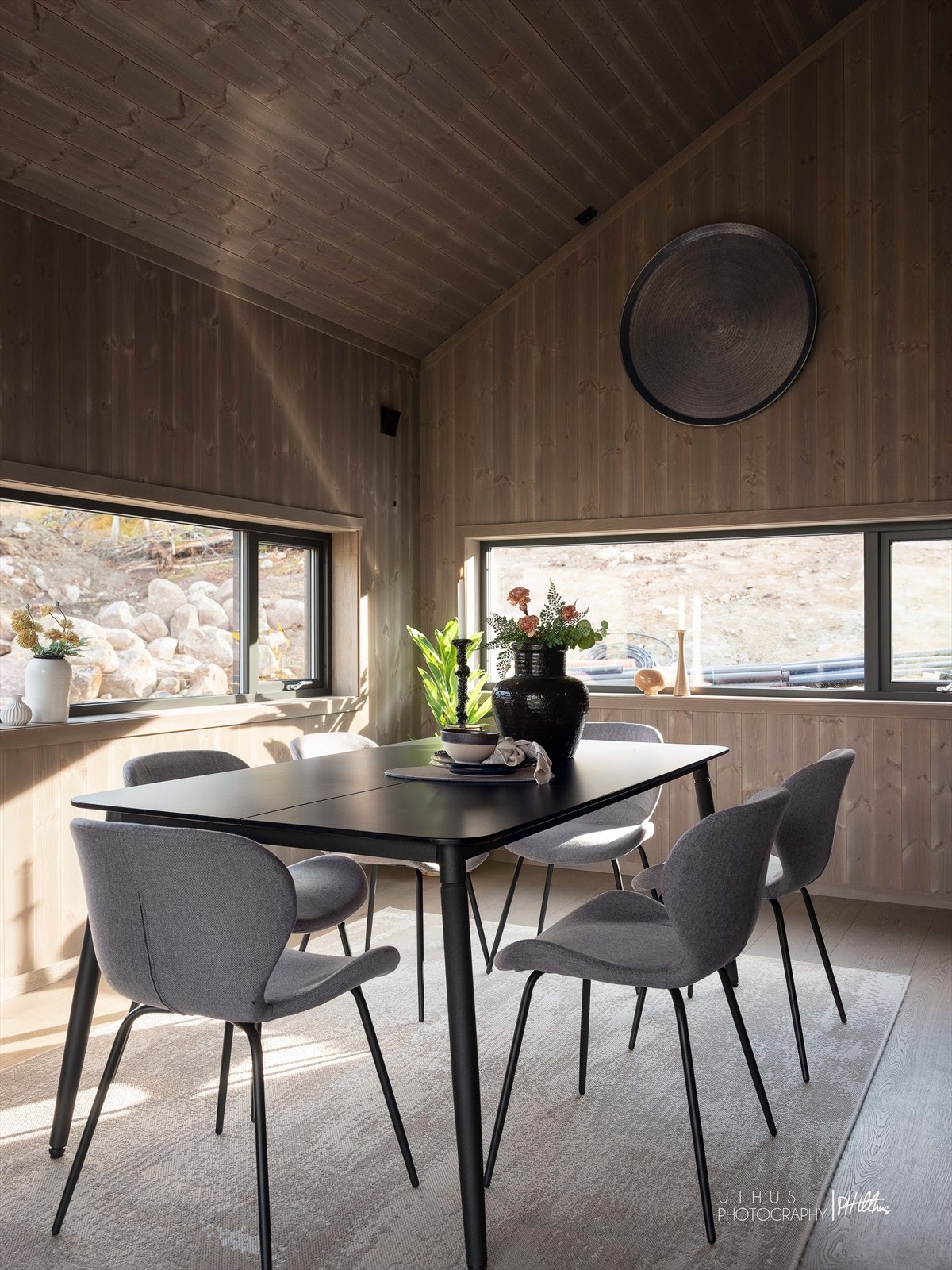 (Bildet er tatt fra en tidligere oppført hytte, og er kun ment som illustrasjon av farge- og materialvalg. Avvik vil forekomme.) Galleribilde