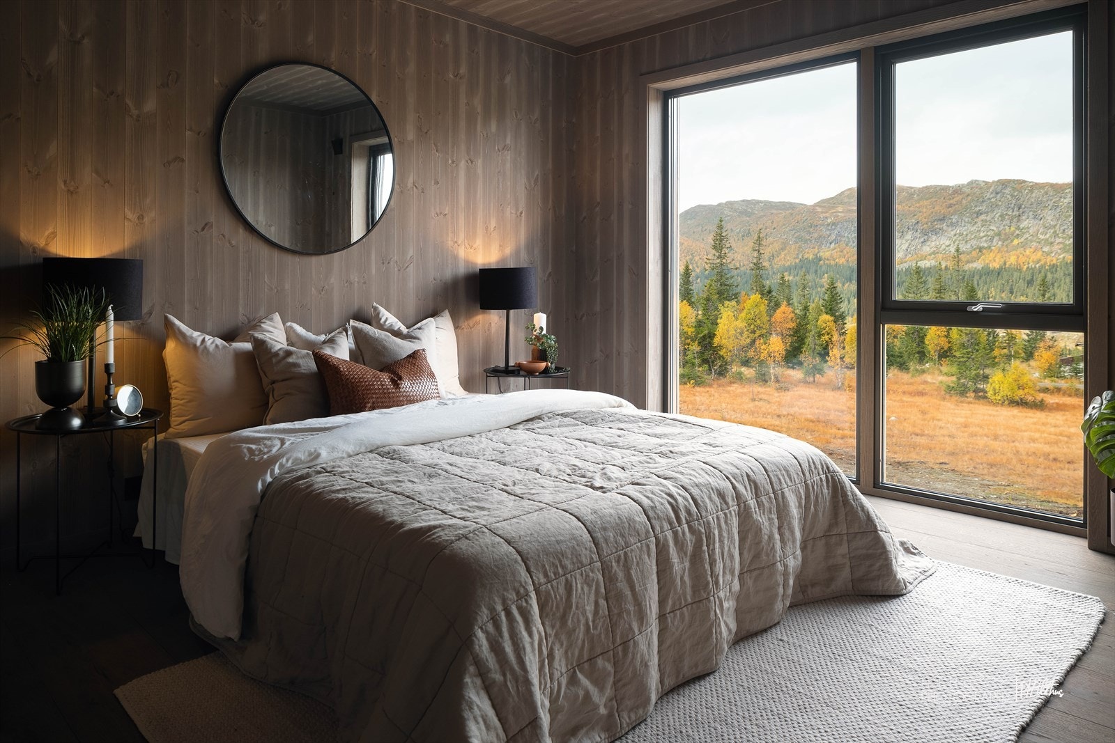 Hovedsoverom med god plass til dobbeltseng og store vindusflater. (Bildet er tatt fra en tidligere oppført hytte, og er kun ment som illustrasjon av farge- og materialvalg. Avvik vil forekomme.) Galleribilde