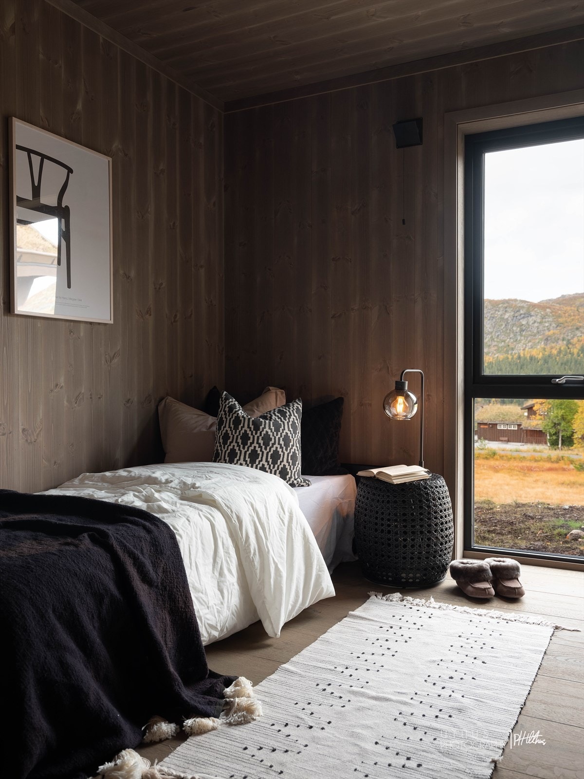 Soverom. (Bildet er tatt fra en tidligere oppført hytte, og er kun ment som illustrasjon av farge- og materialvalg. Avvik vil forekomme.) Galleribilde