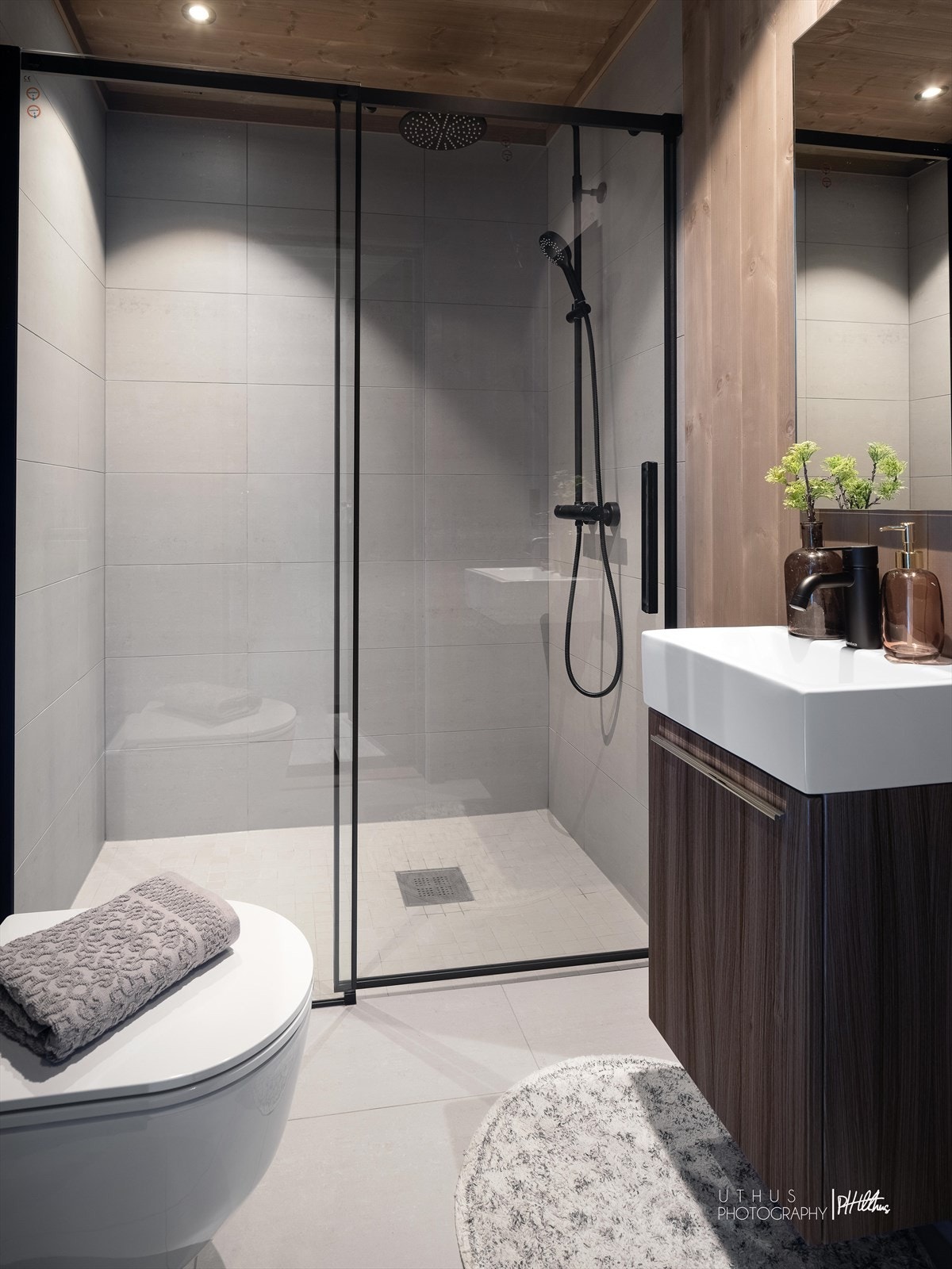 Baderom 2 med servant, dusjvegger og vegghengt toalett. (Bildet er tatt fra en tidligere oppført hytte, og er kun ment som illustrasjon av farge- og materialvalg. Avvik vil forekomme.) Galleribilde