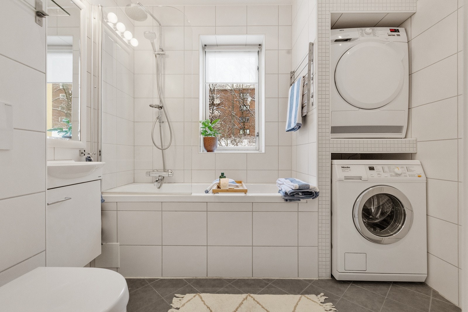Stilrent flislagt baderom av god størrelse. Badet ble oppusset i 2011 og inneholder et vegghengt servantskap, speil, innfliset badekar med dusjvegg og vegghengt toalett. Galleribilde