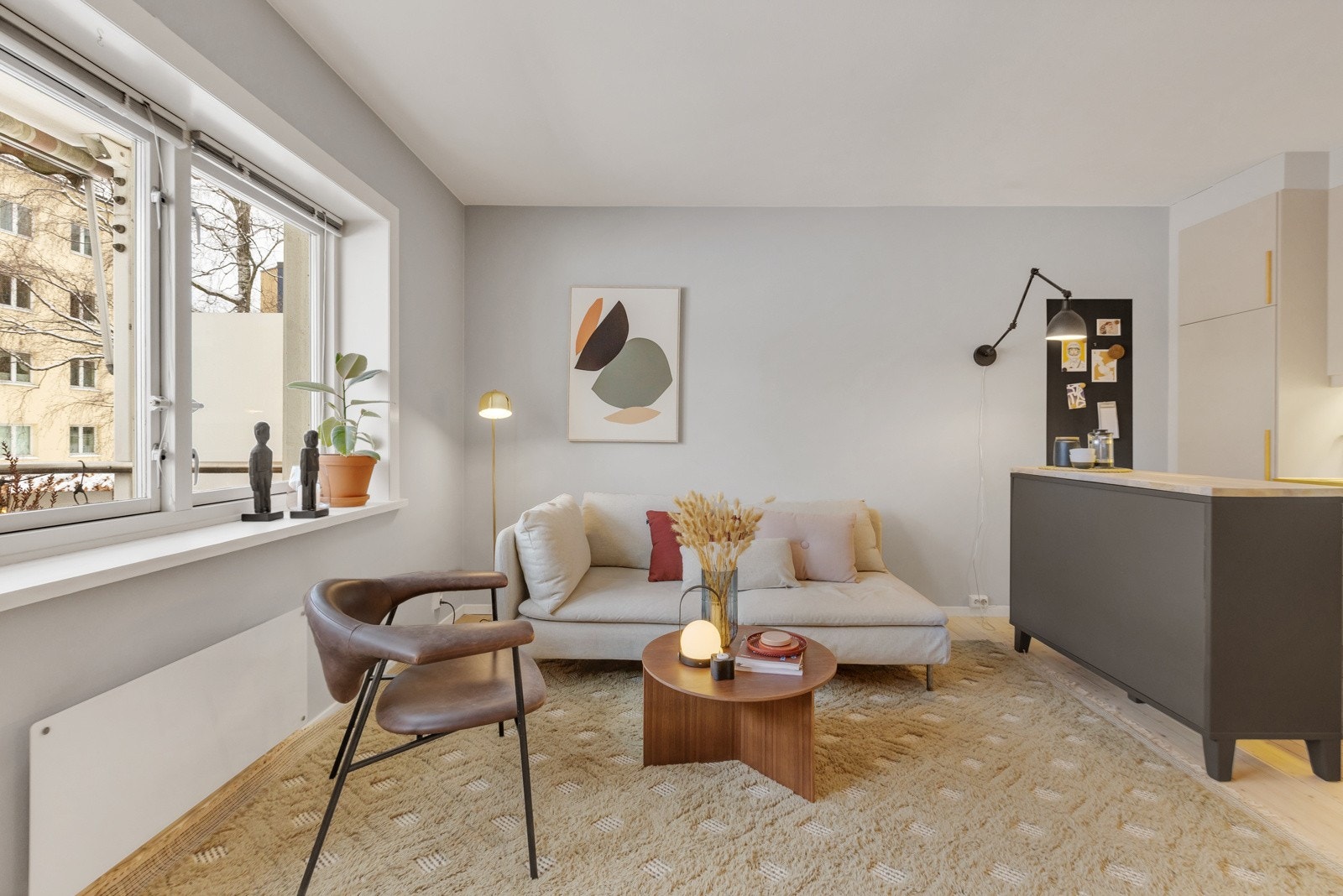 Rommet fremstår enkelt å innrede med en naturlig plass til sofa og TV-seksjon. Galleribilde