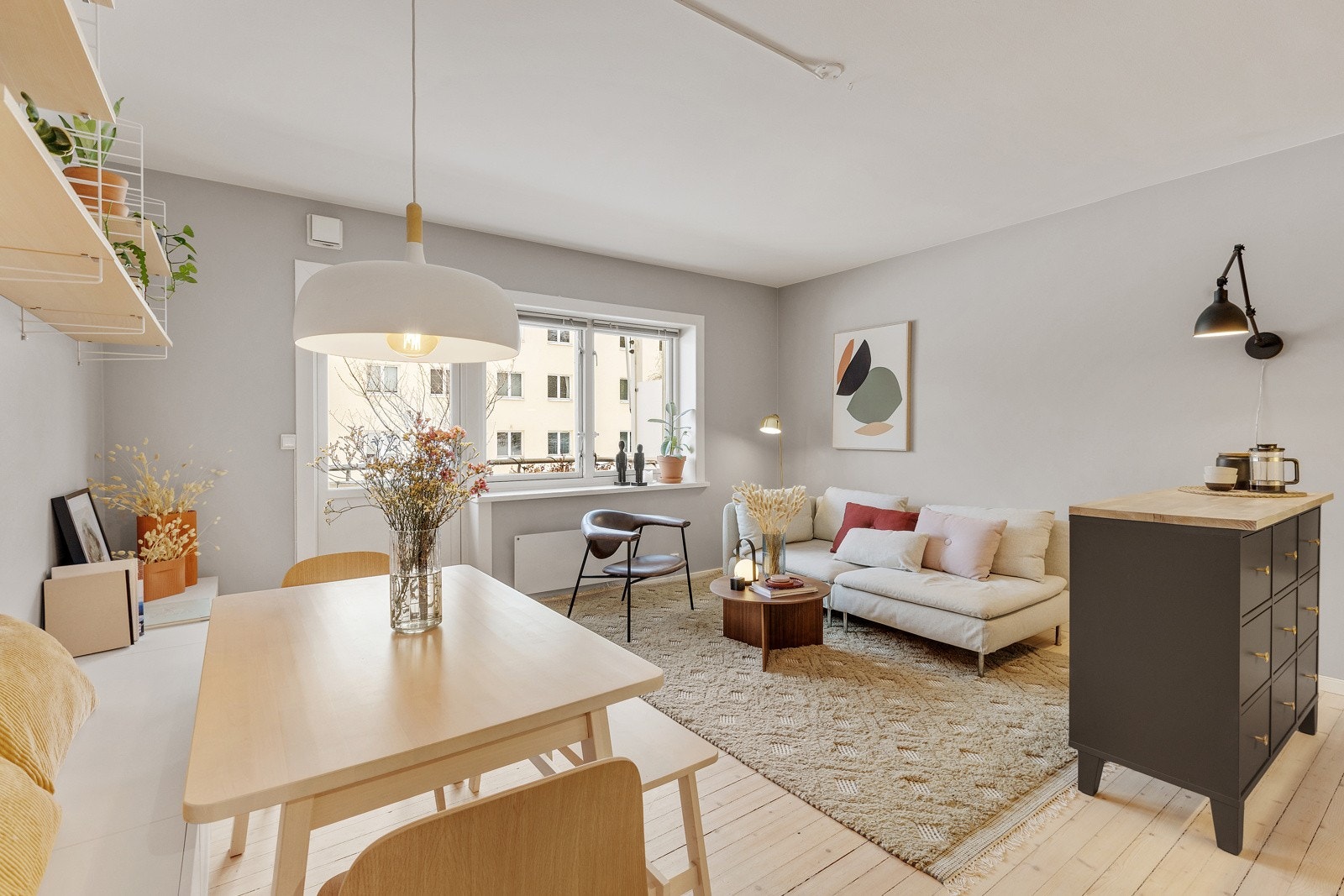 Velkommen til Birch-Reichenwalds gate 12 og denne skikkelig fine og lyse 3-roms leiligheten. Leiligheten ner presentert av Lene Brekken i Schala & Partners eiendomsmegling. Galleribilde