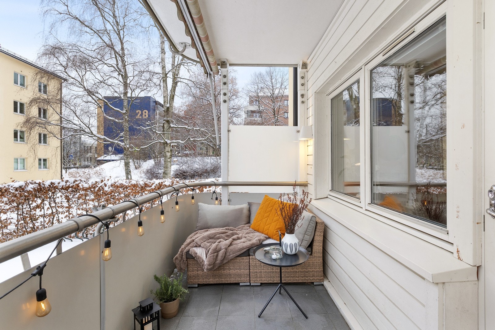 Balkongen vender sydvest med sol fra ca. kl. 12-21 på sommerstid. Galleribilde