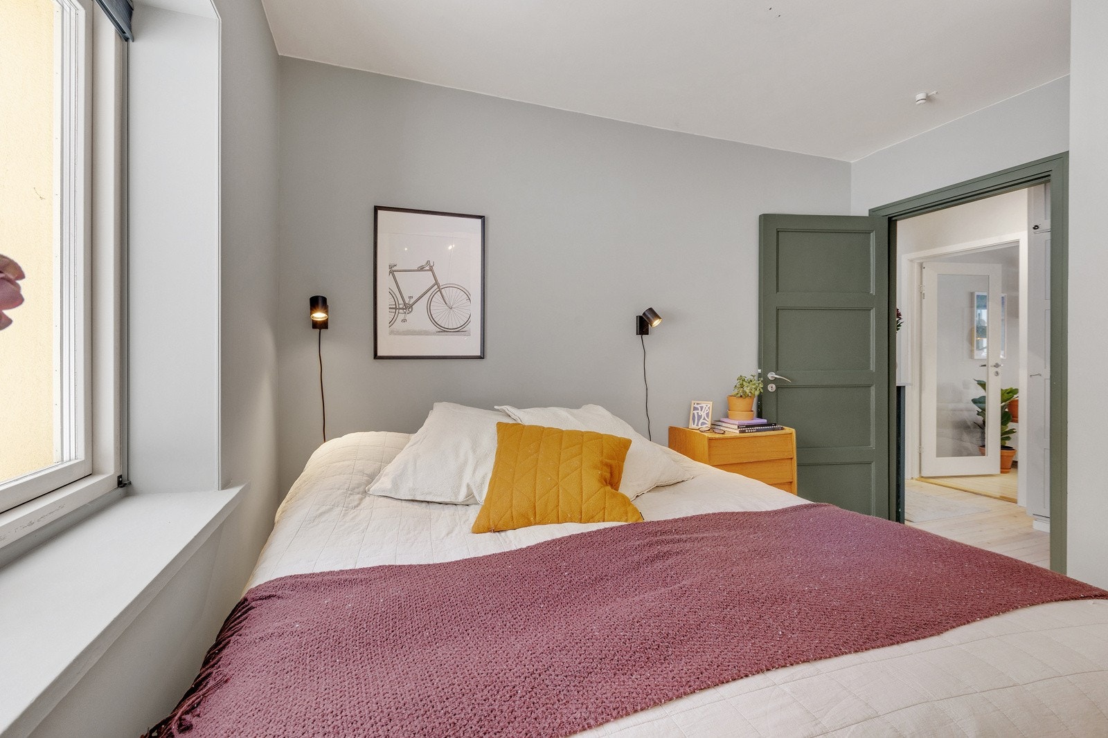 Soverommet ligger rolig til og vender inn mot trafikkstille fellesareal. Her har du også god lagringsplass i stor skyvedørsgarderobe. Galleribilde