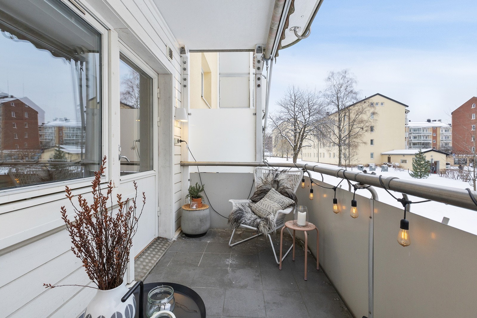 Dette er det perfekte stedet å bruke late sommerdager på i solen. God plass til sittegruppe etter eget ønske og behov. Her er det også plass til og lov til å ha gassgrill. Galleribilde