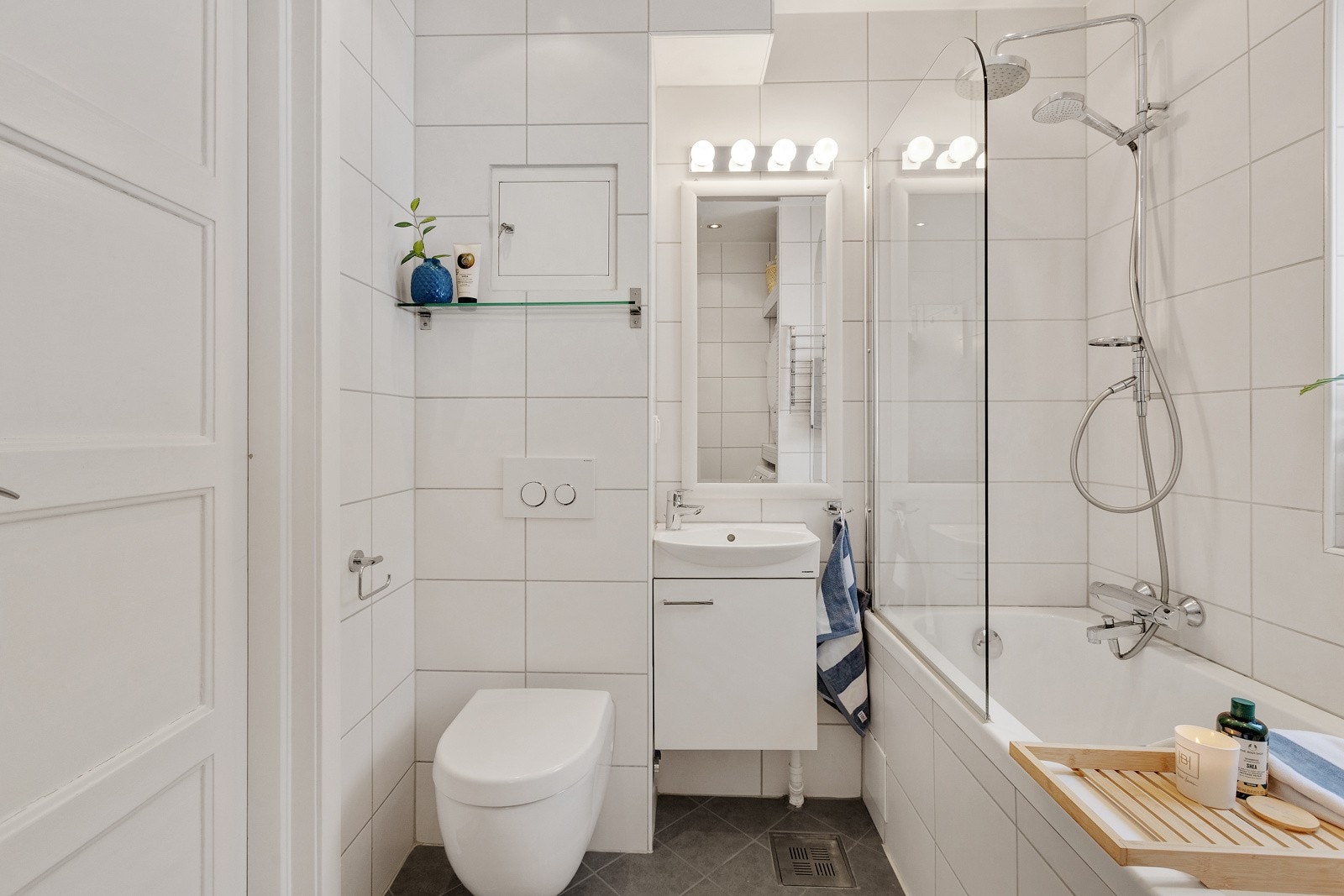 På badet er det også opplegg for vaskemaskin. Her har du også en plassbygd, flislagt nisje med opplegg for vaskemaskin og tørketrommel. Galleribilde