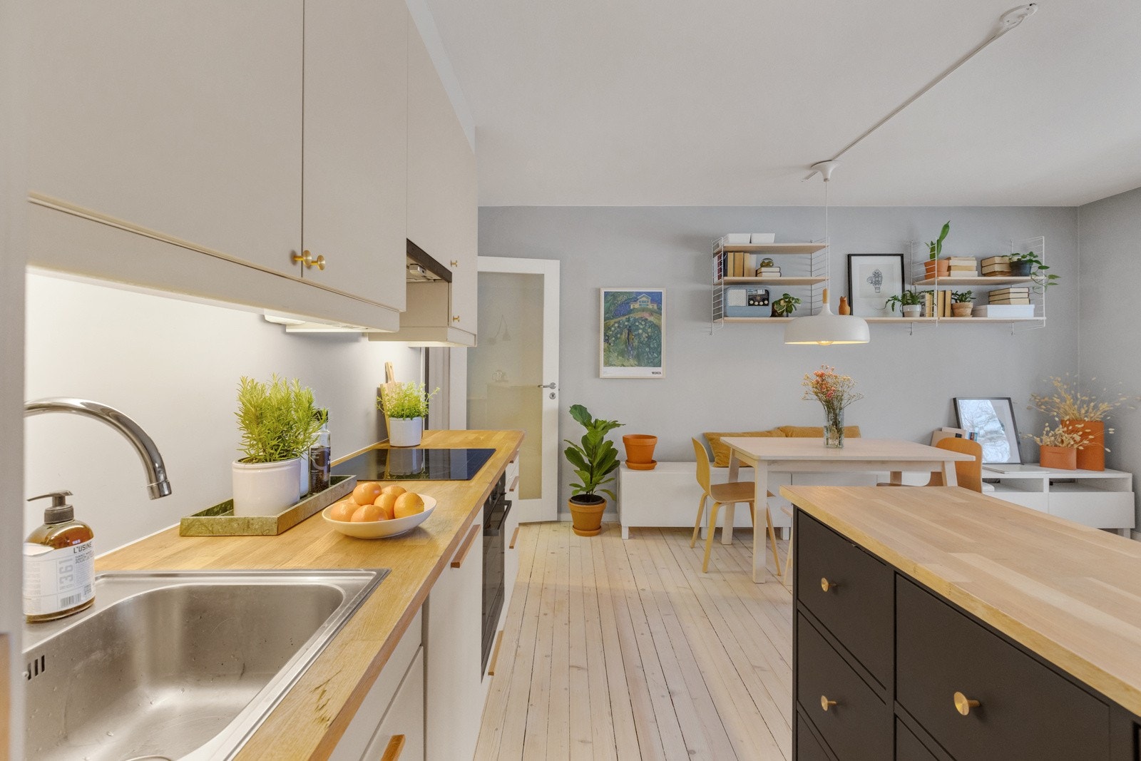 Moderne og innholdsrikt kjøkken fra 2011 med åpen løsning mot stuen. Galleribilde