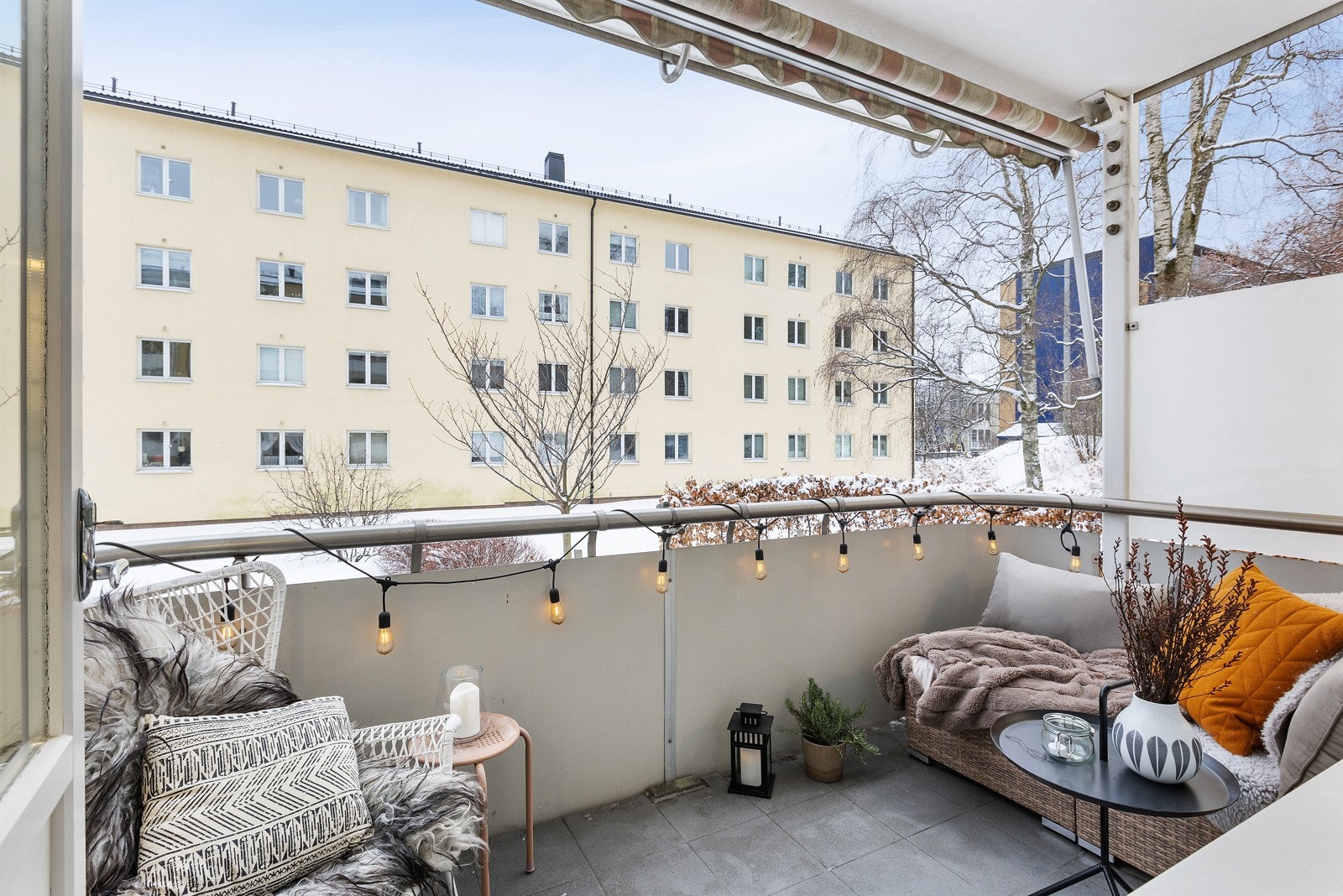 Med utgang fra stuen finner du denne solrike flotte balkongen på 6m² som fungerer utmerket som en forlengelse av boligen i sommerhalvåret. Galleribilde