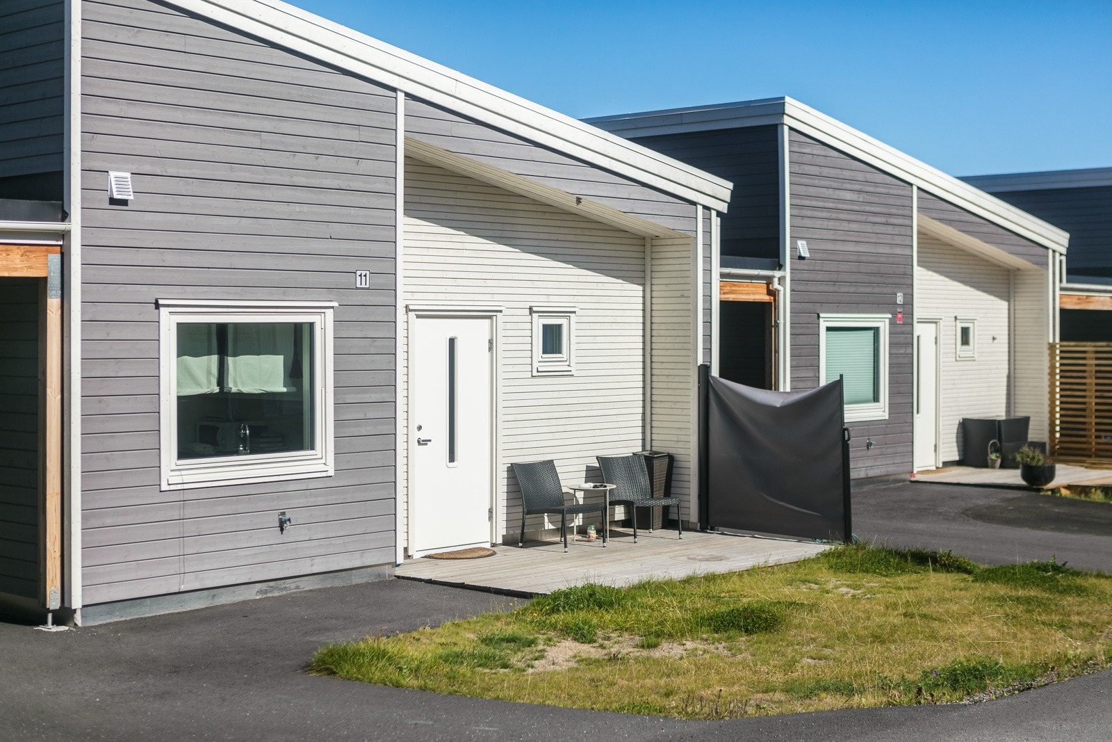 Liten terrasseplatting i forbindelse med inngangsparti. Galleribilde