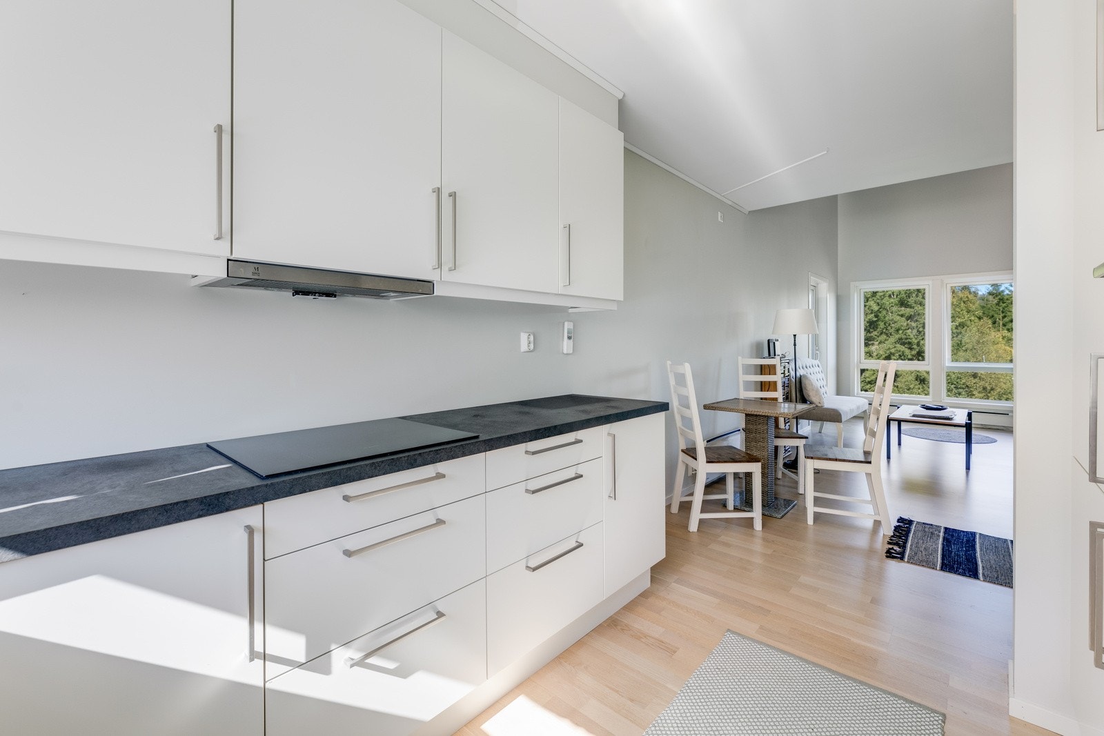 Kjøkkenet har åpen løsning til spisestue. Galleribilde