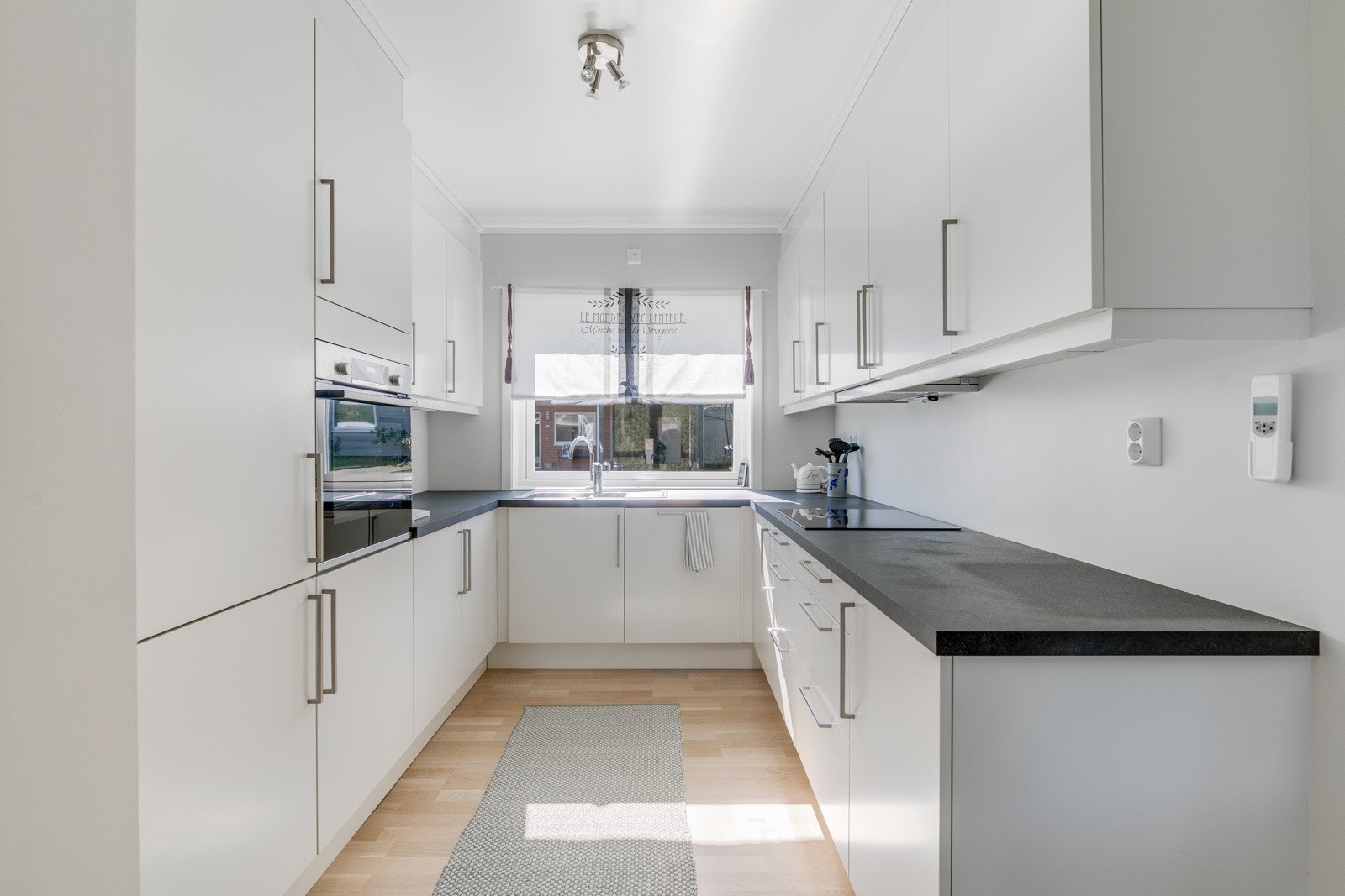 Pent og lyst kjøkken Galleribilde