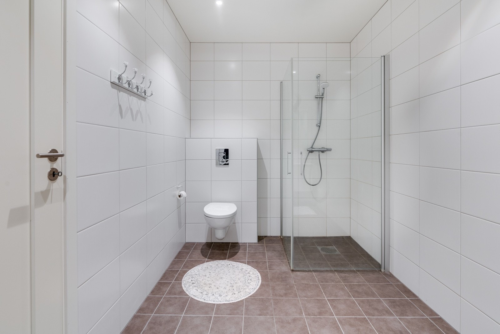 Pent flislagt bad i underetasje. Galleribilde