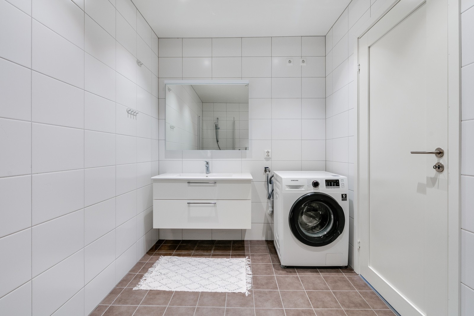 Badet i underetasje har opplegg for vaskemaskin. Galleribilde