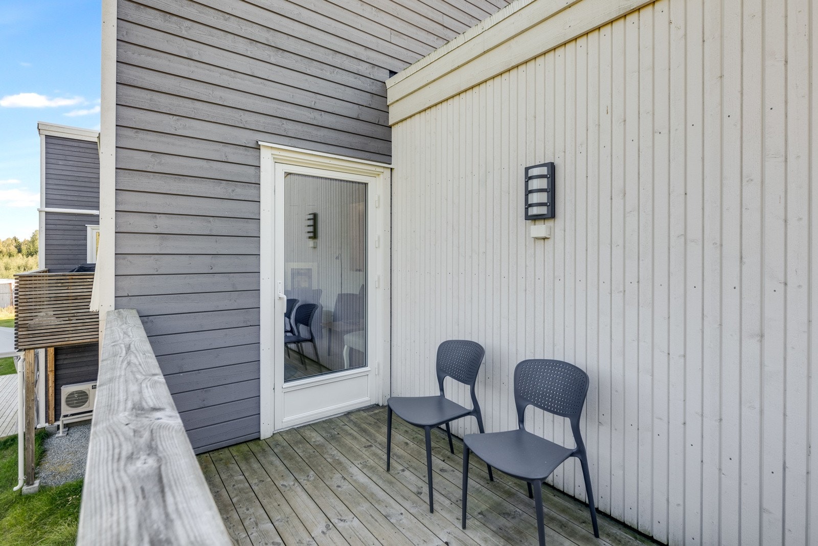 Fra stue er det utgang til balkongen. Galleribilde