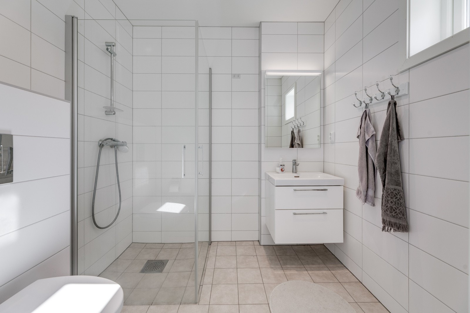 Boligen har to flislagte bad - Dette er i 1. etasje. Galleribilde