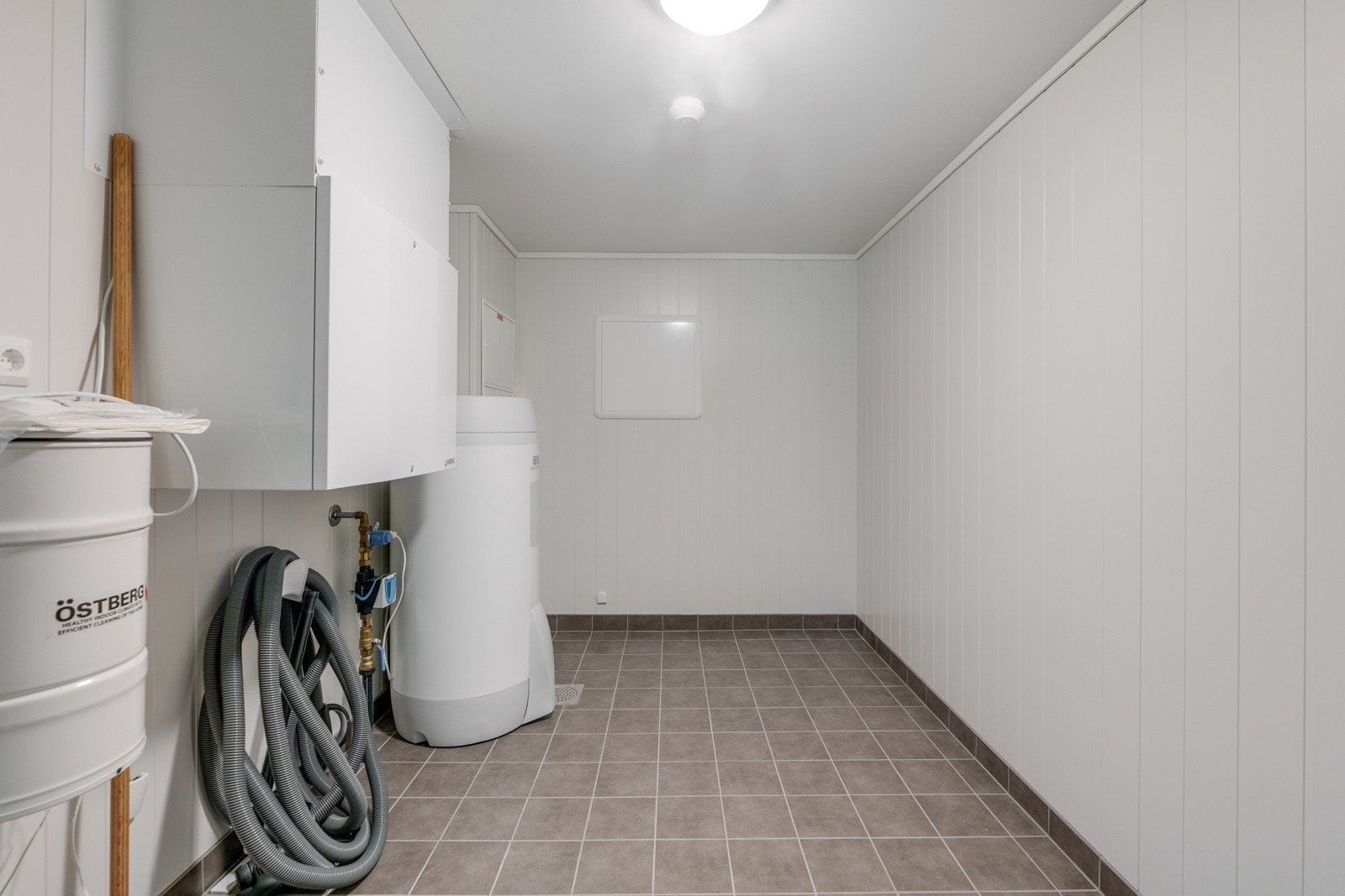 Teknisk rom/bod i underetasje har flislagt gulv. Galleribilde