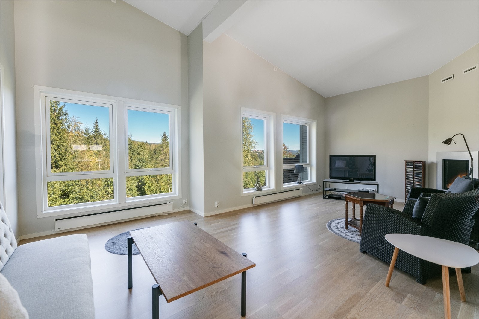 Den koselige stuen har åpen/høy himling og store vindusflater som gir et godt innelys og utsyn mot sentrum og festningen! Galleribilde