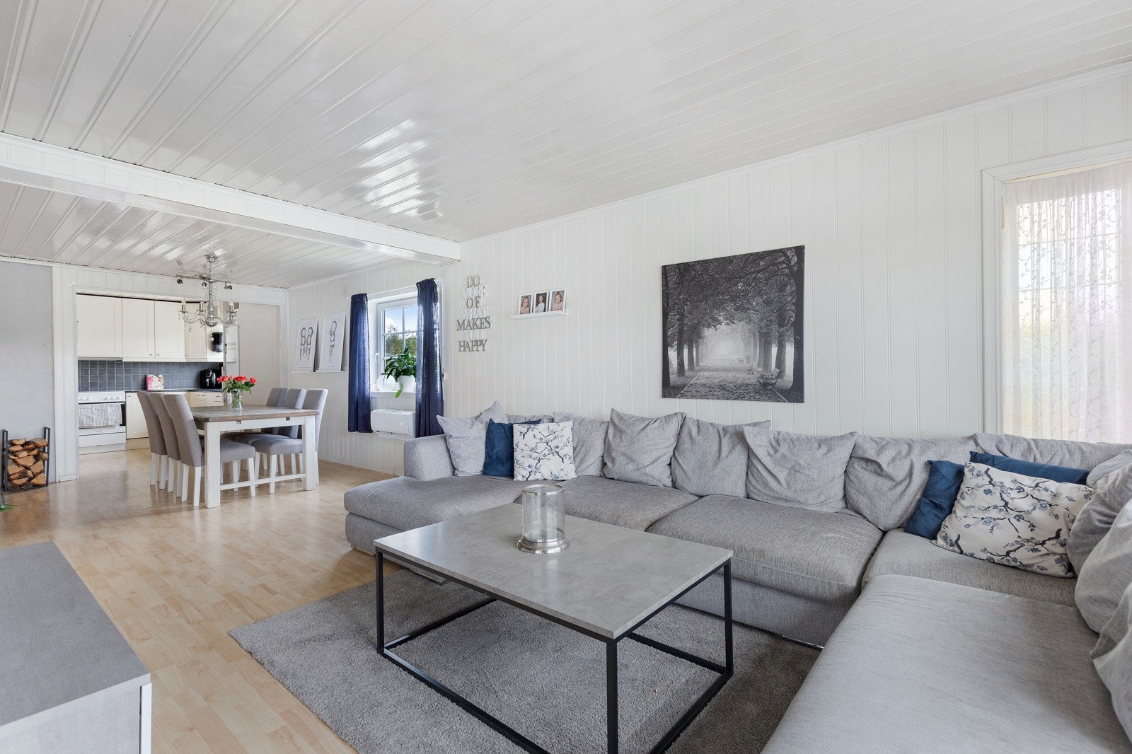 God plass til møblering av både sofagruppe og spisestue Galleribilde