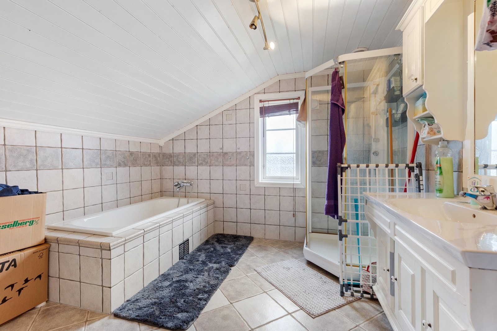 Flislagt bad med både badekar og dusjkabinett Galleribilde