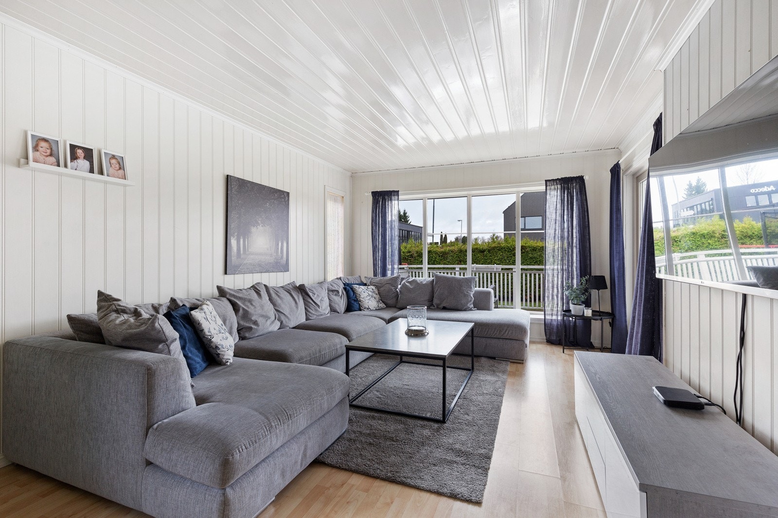 Lys og trivelig stue med utgang til terrasse Galleribilde