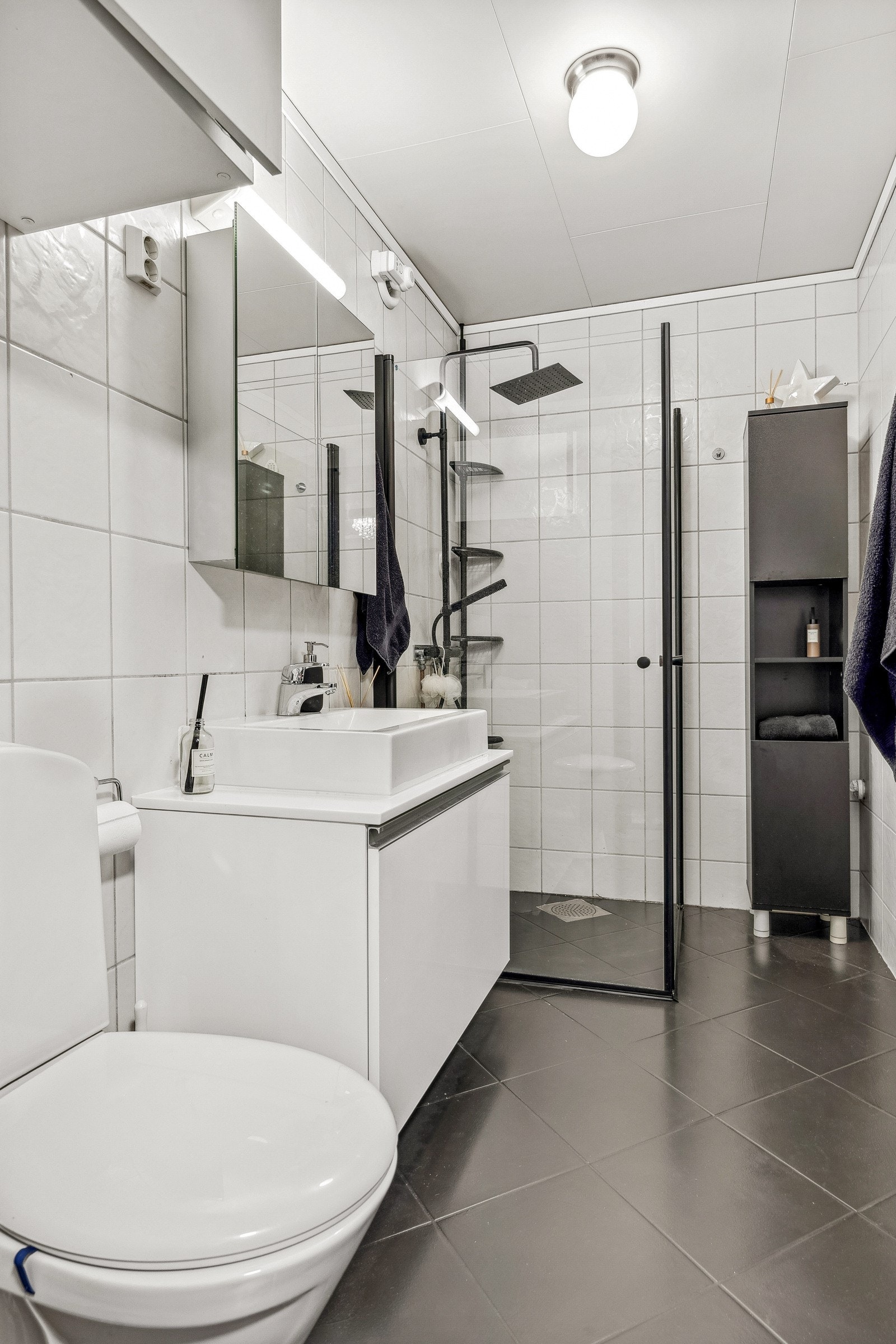 Fint bad med moderne og nøytral innredning for gjennomføring av hverdagslige rutiner. Galleribilde