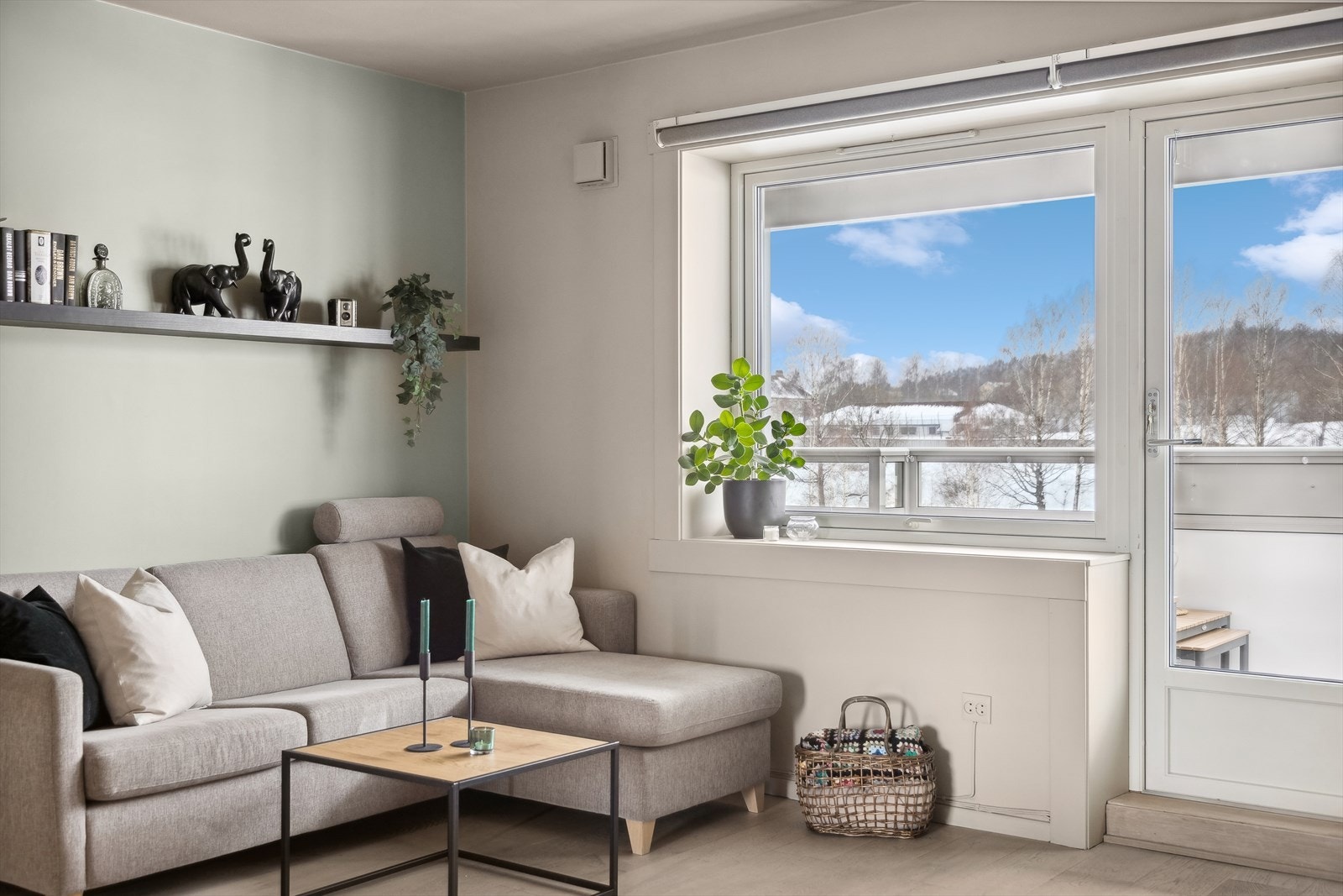 Store vindusflater gir godt med naturlig lys i stuen | IKEA smarthus-rullegardiner montert for god solskjerming i alle rom Galleribilde