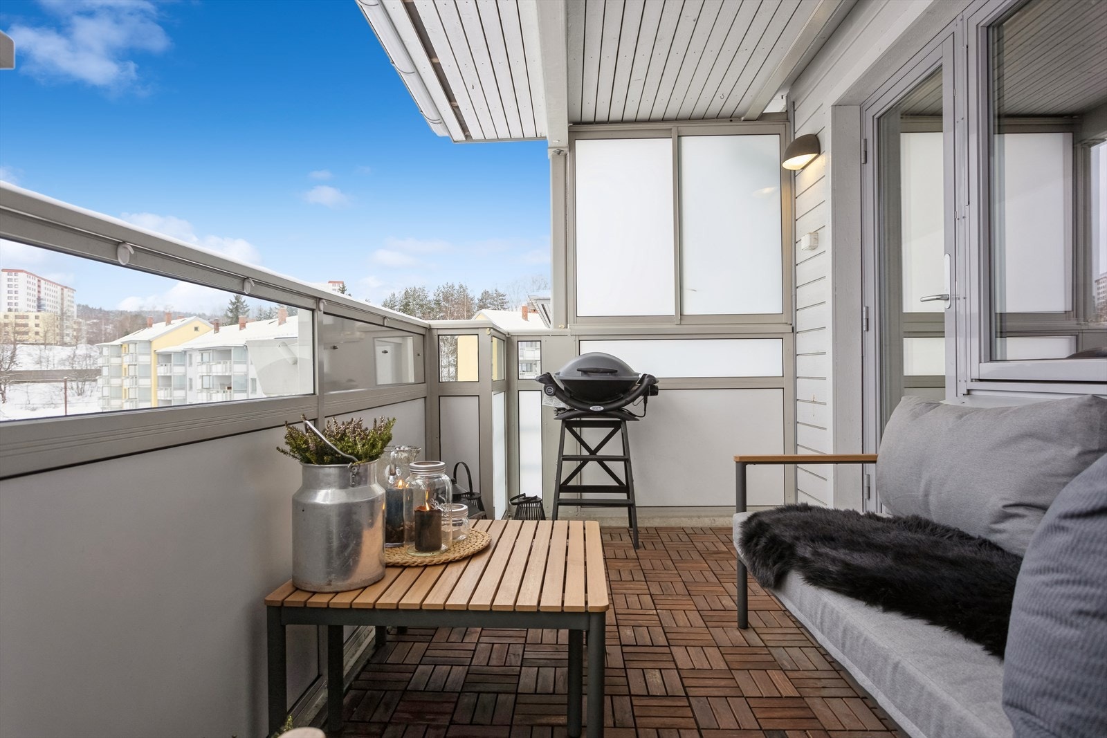 Fritt utsyn, helt uten innsyn, på balkongen- og gjennom hele boligen Galleribilde
