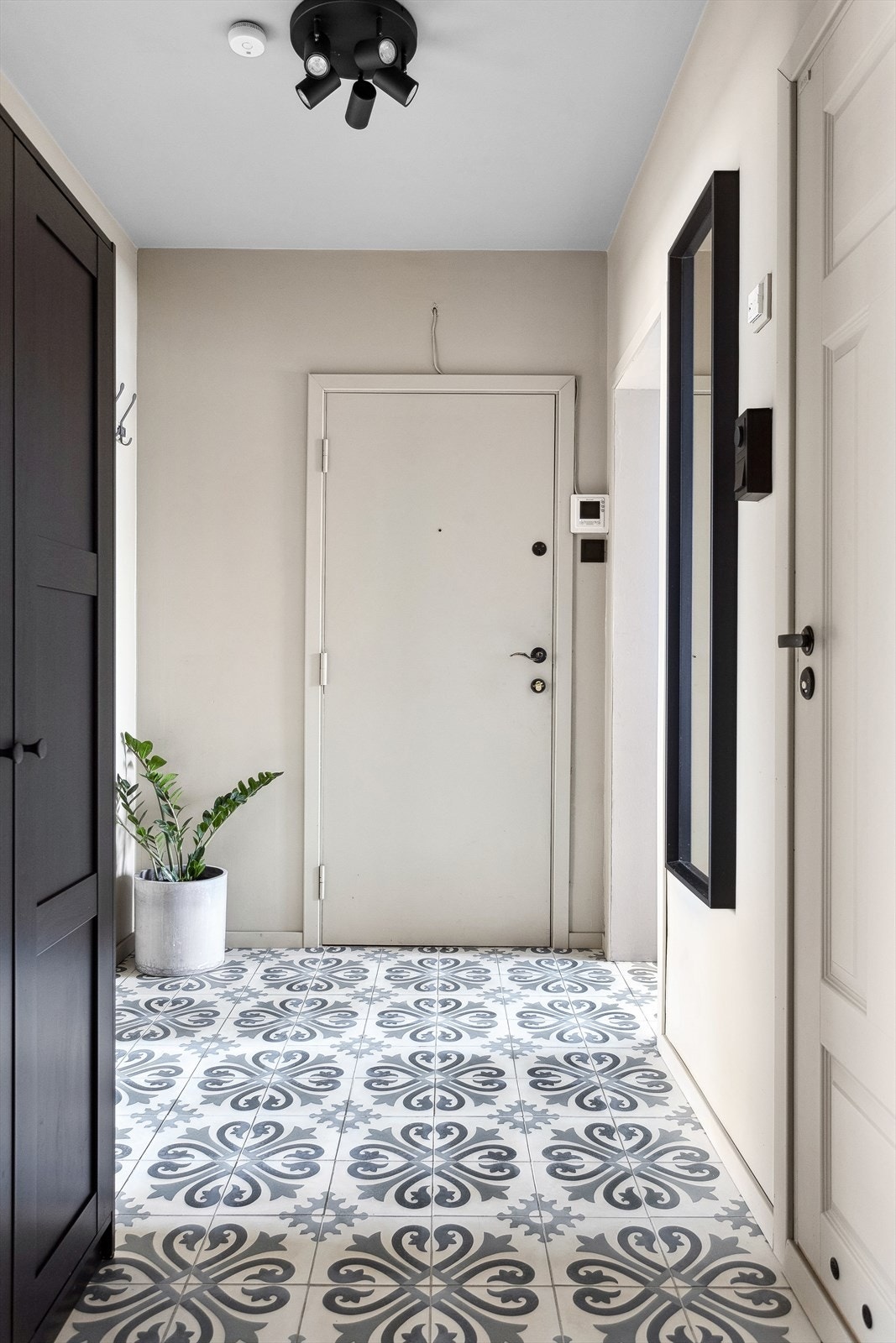 Velkommen inn - Entréen har god plass til garderobe Galleribilde