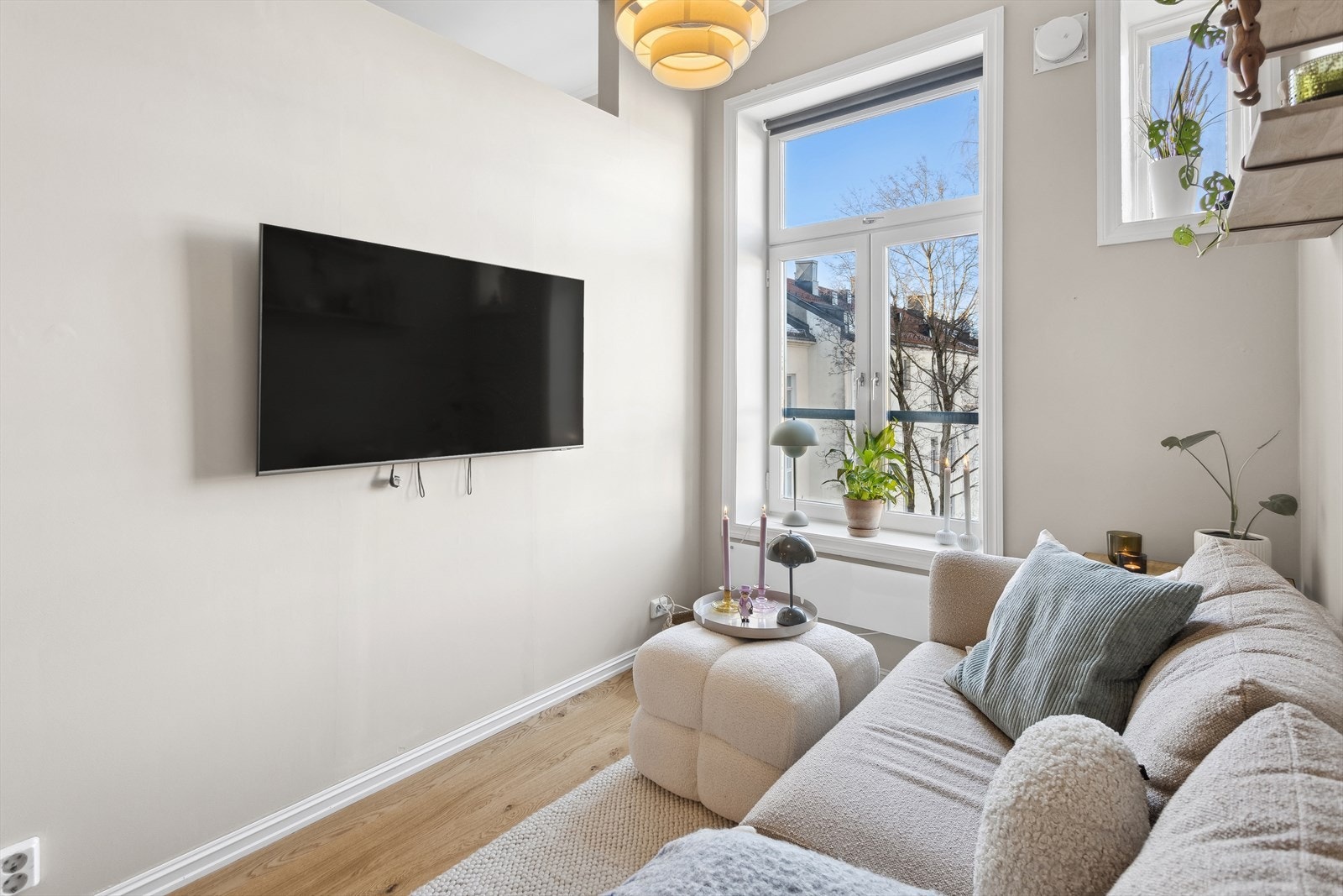 Det store vinduet slipper inn godt med naturlig lys i rommet. Galleribilde