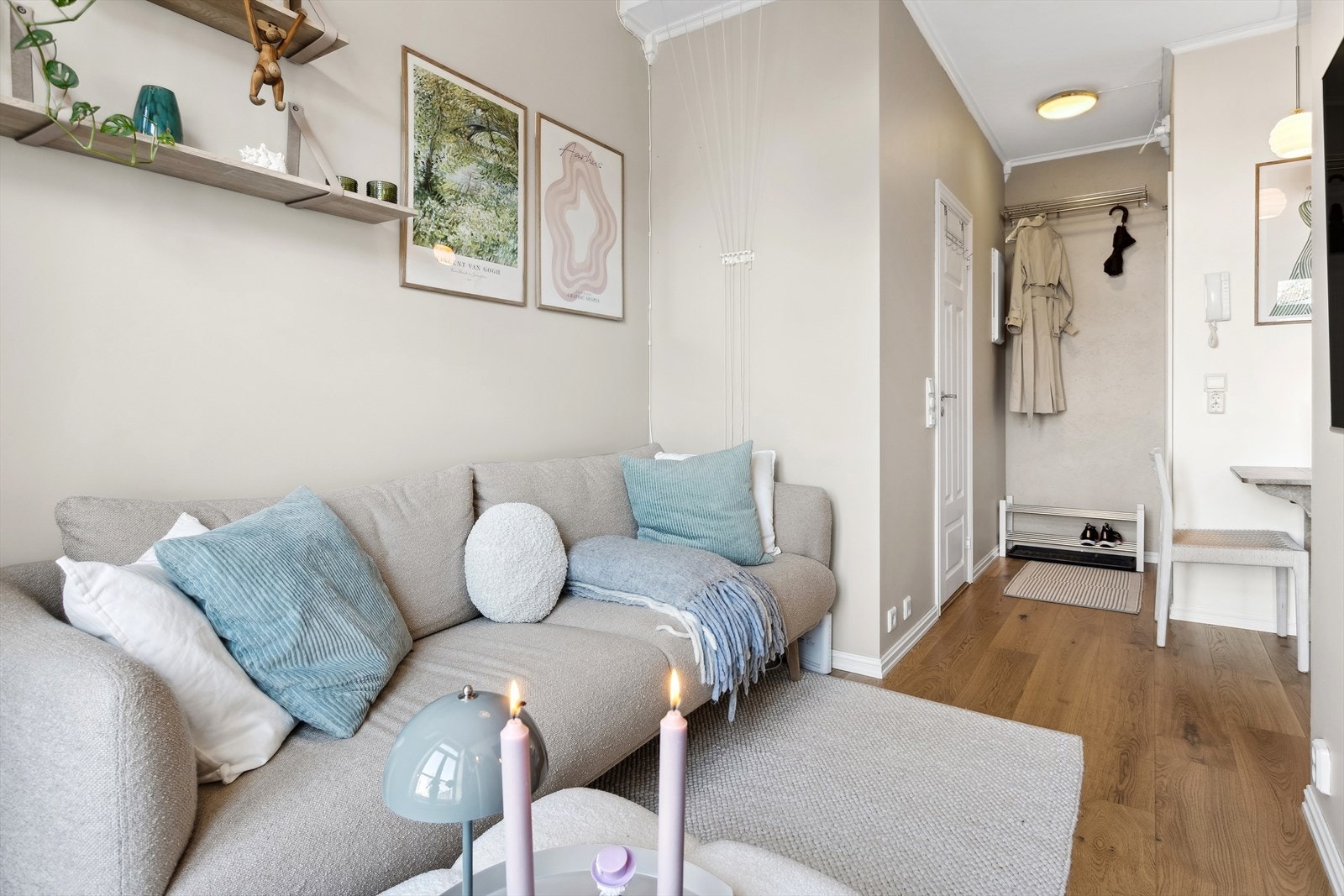 Stuen har generøs takhøyde og plass til smart møblering. Galleribilde