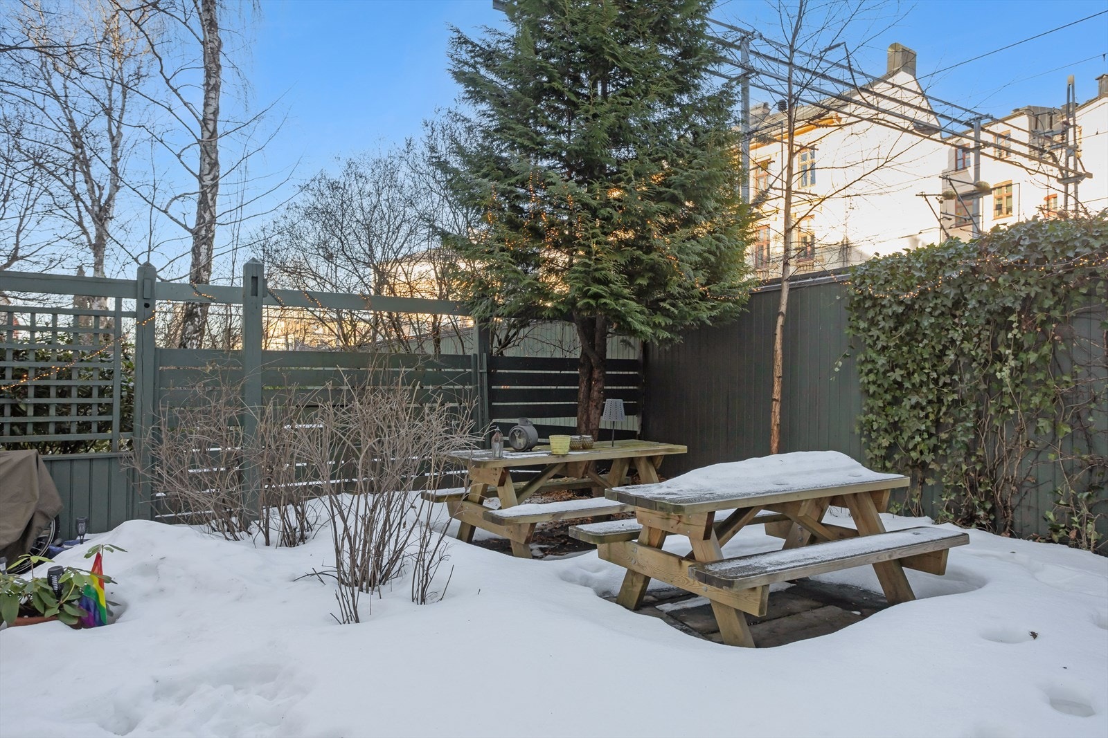 Hyggelig bakgård. Galleribilde