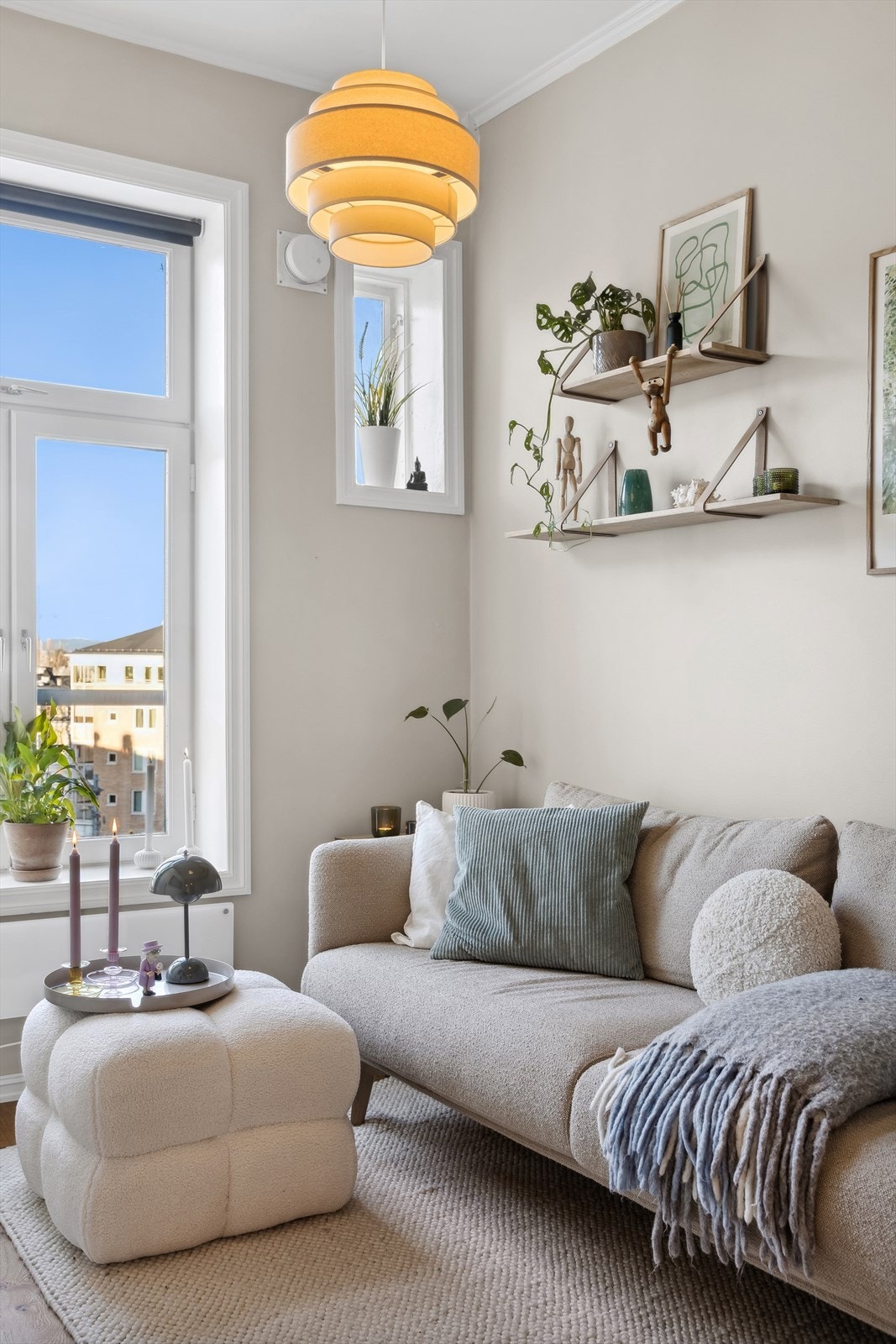 Stuen er et lyst og innbydende rom. Galleribilde