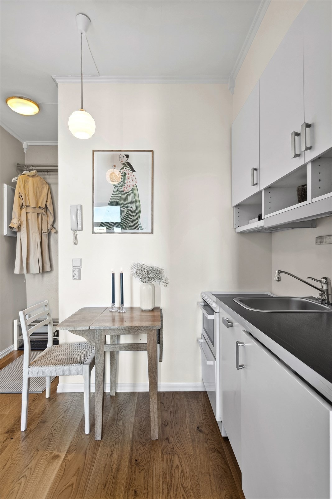 Kjøkkenet ligger i en åpen løsning med plass til frokostbord. Galleribilde