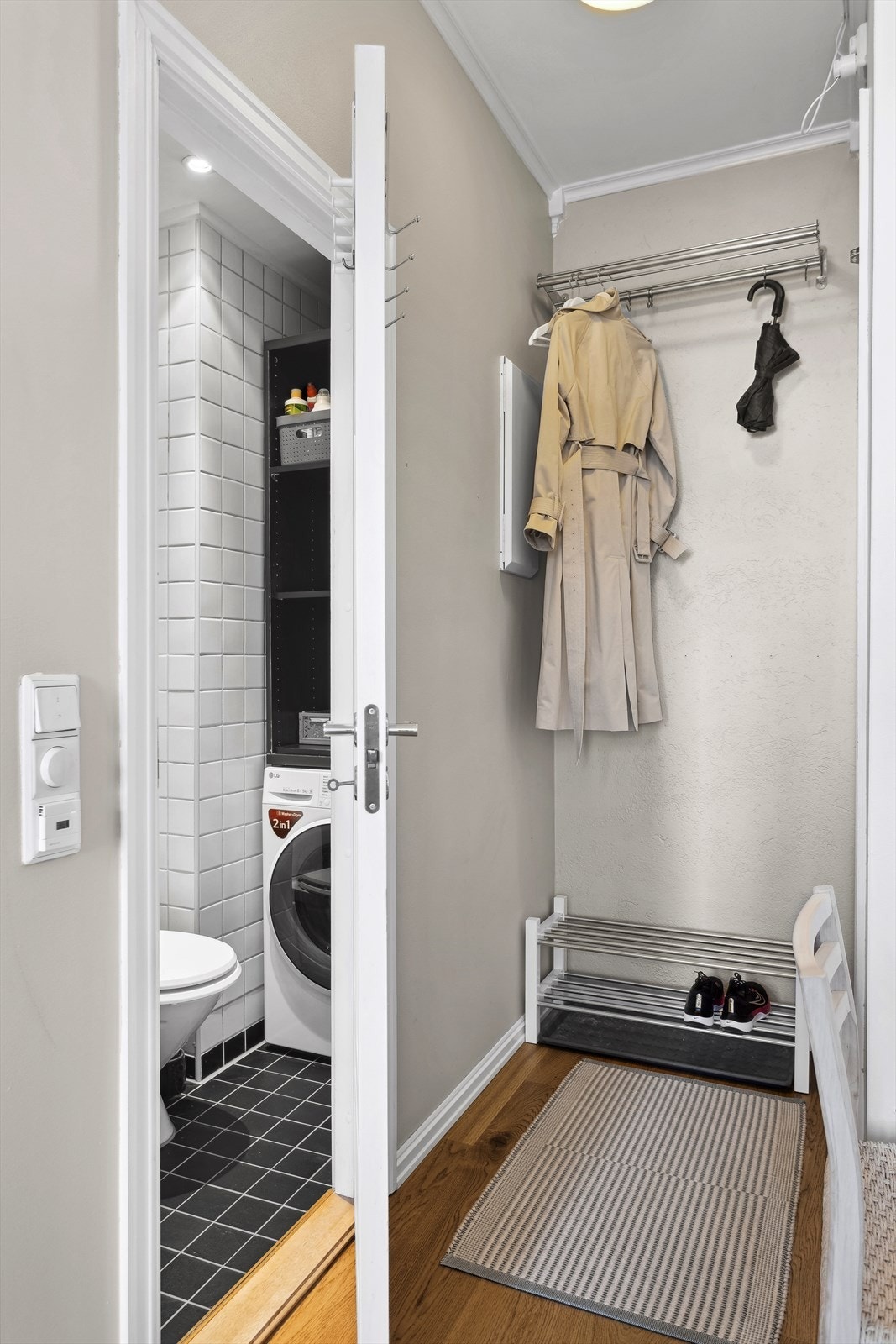 I entreen er det plass til å henge fra seg yttertøy. Galleribilde