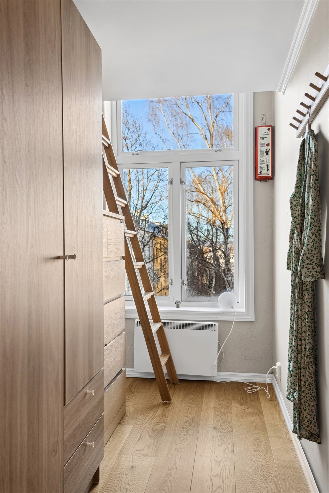 Vegg i vegg med stuen har leiligheten en alkove med hems. Galleribilde