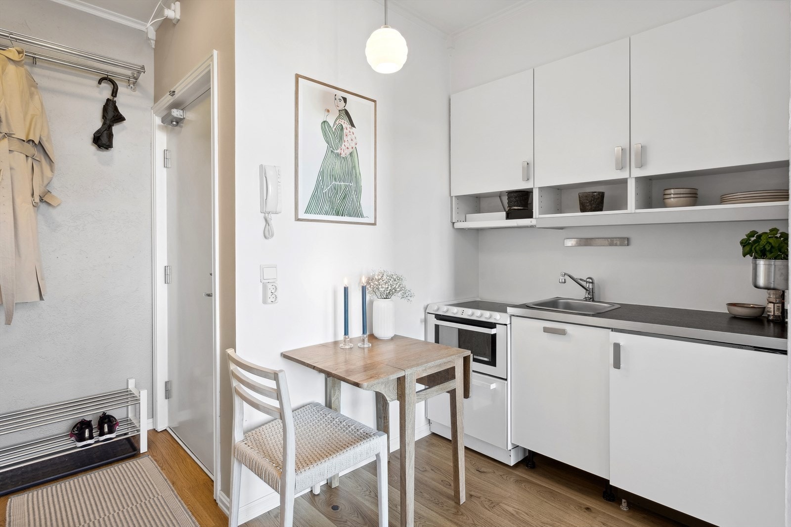 Innredningen har hvite glatte fronter, laminat benkeplate med nedfelt oppvaskkum og ventilator. Galleribilde