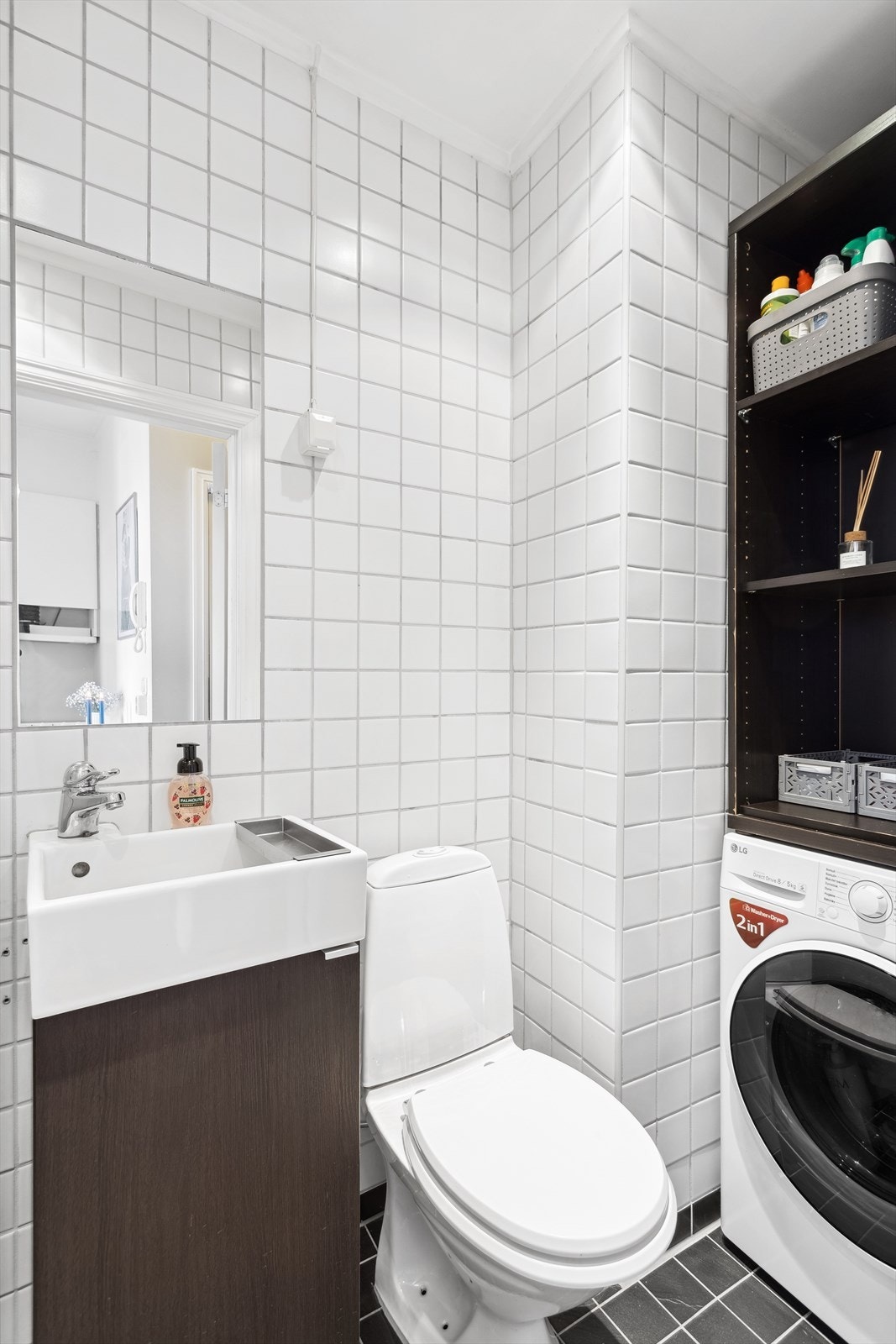 Leiligheten har et flislagt baderom med varmekabler i gulv. Galleribilde