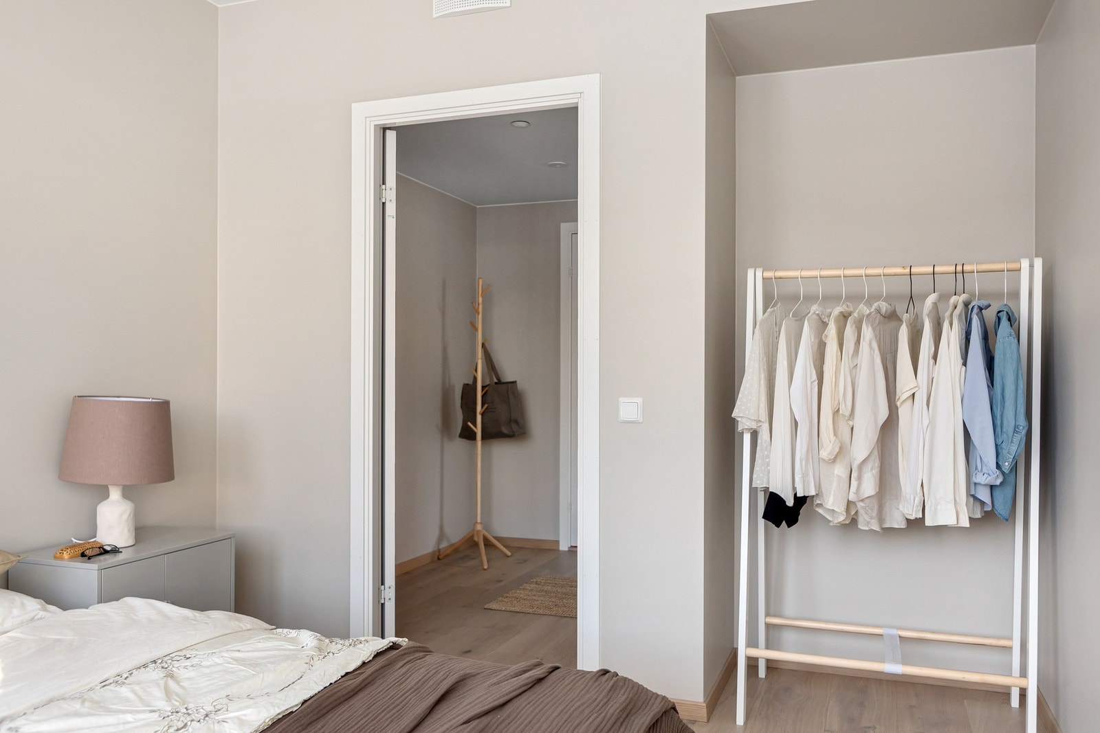 På hovedsoverommet har du plass til dobbeltseng med tilhørende nattbord og en nisje med plass til garderobe. Galleribilde