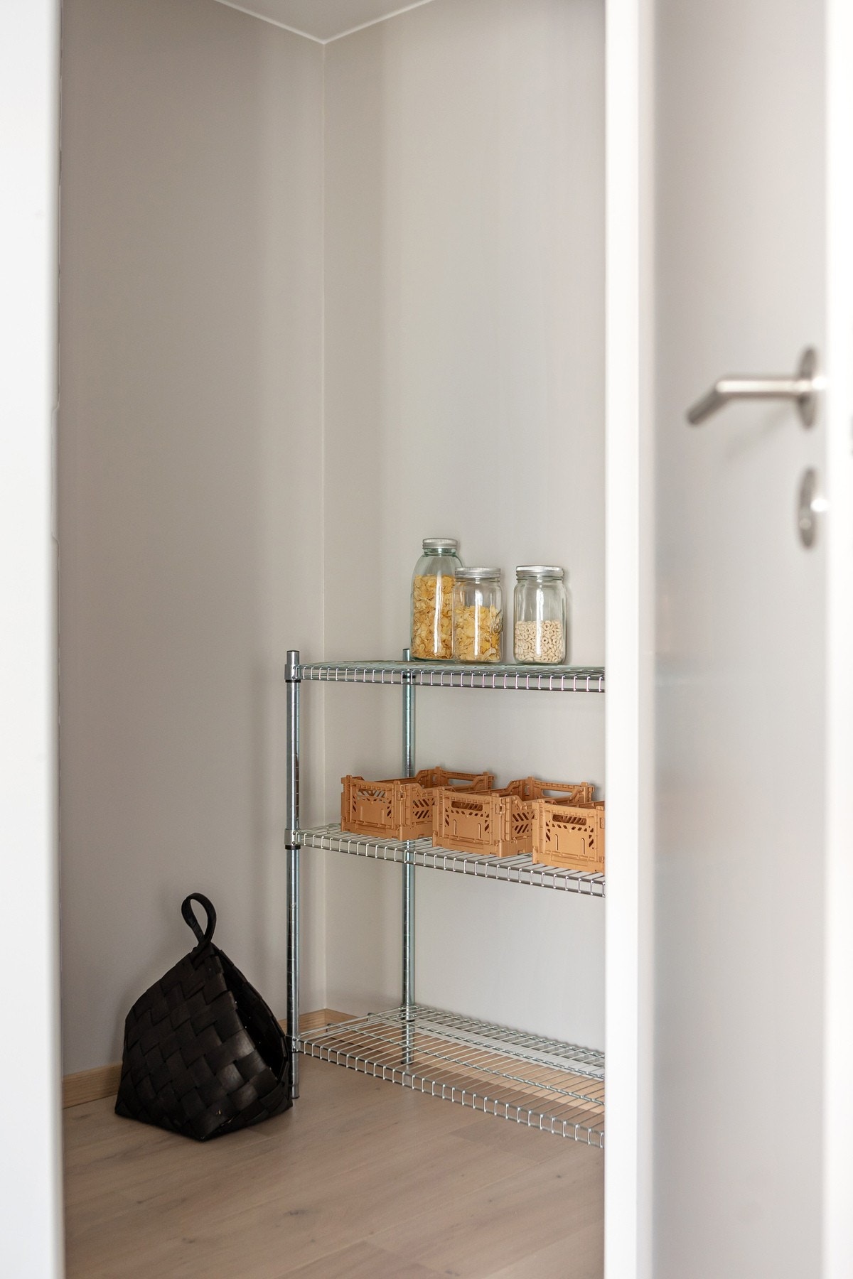 Fra kjøkkenet har du også adkomst til en praktisk innvendig bod med gode lagringsmuligheter. Galleribilde