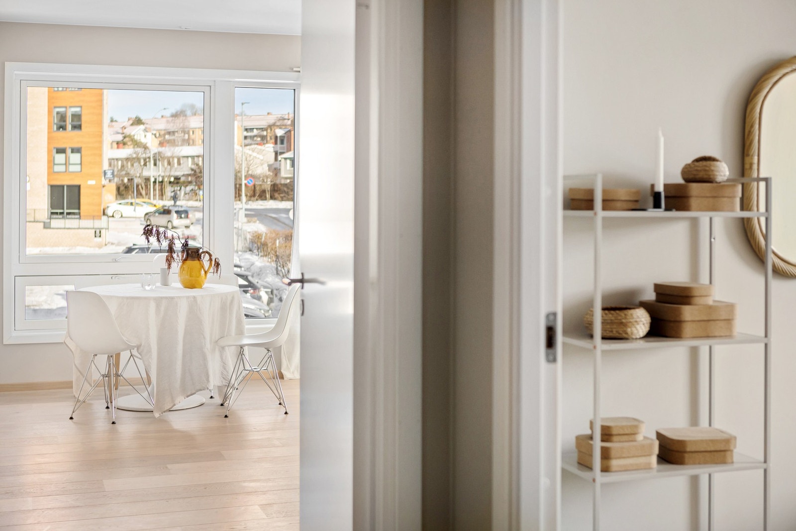 Når du entrer leiligheten får umiddelbart et positivt inntrykk av den splitter nye leiligheten med sin høye standard fra 2023. Leiligheten holder en gjennomgående god og moderne standard med pen enstavs eikeparkett på gulv, glatte overflater malt i fargen Galleribilde