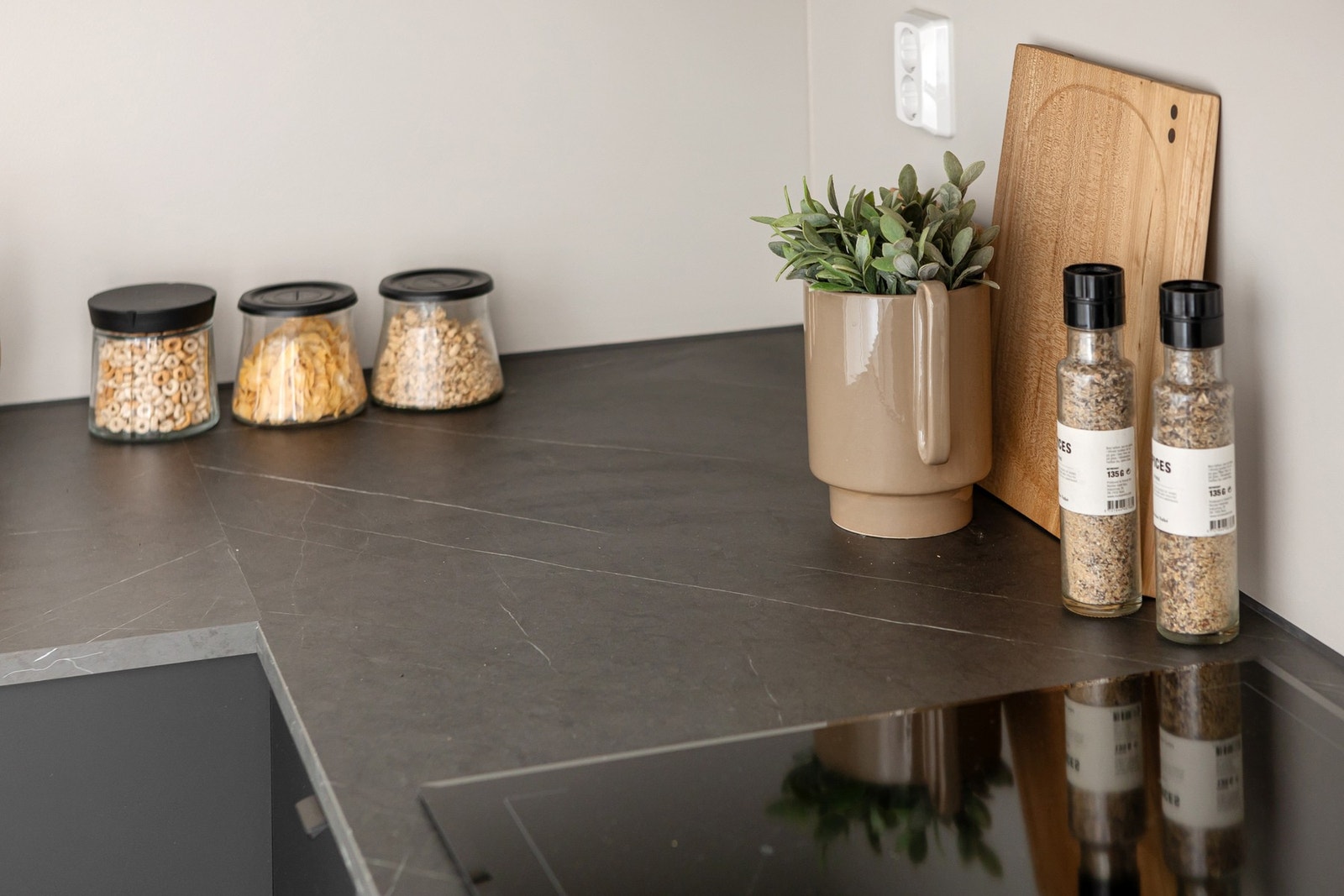 Helt nytt og moderne Aubo-kjøkken fra 2023 med god skap- og benkeplass. Innredningen har sorte glatte fronter og laminert benkeplate med nedfelt oppvaskkum. Galleribilde