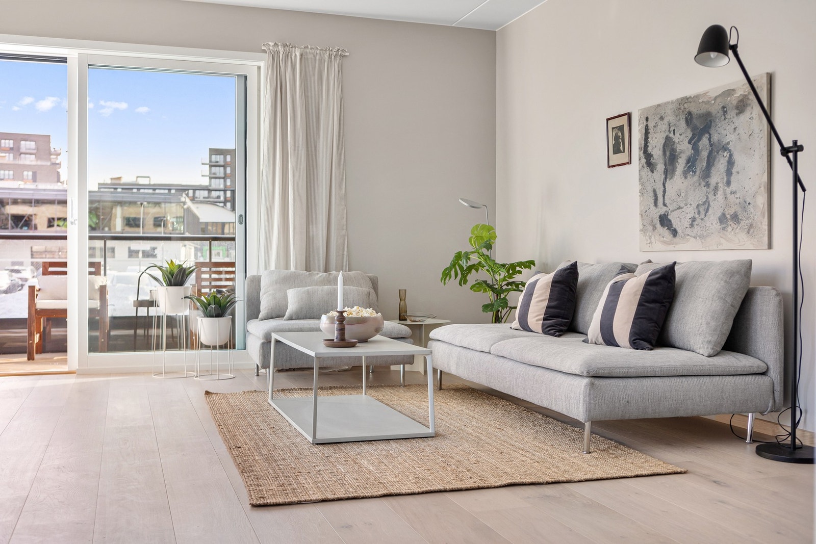 Stuen er det naturlige oppholdsrommet i leiligheten, og er et stort, lyst og fint rom. Galleribilde