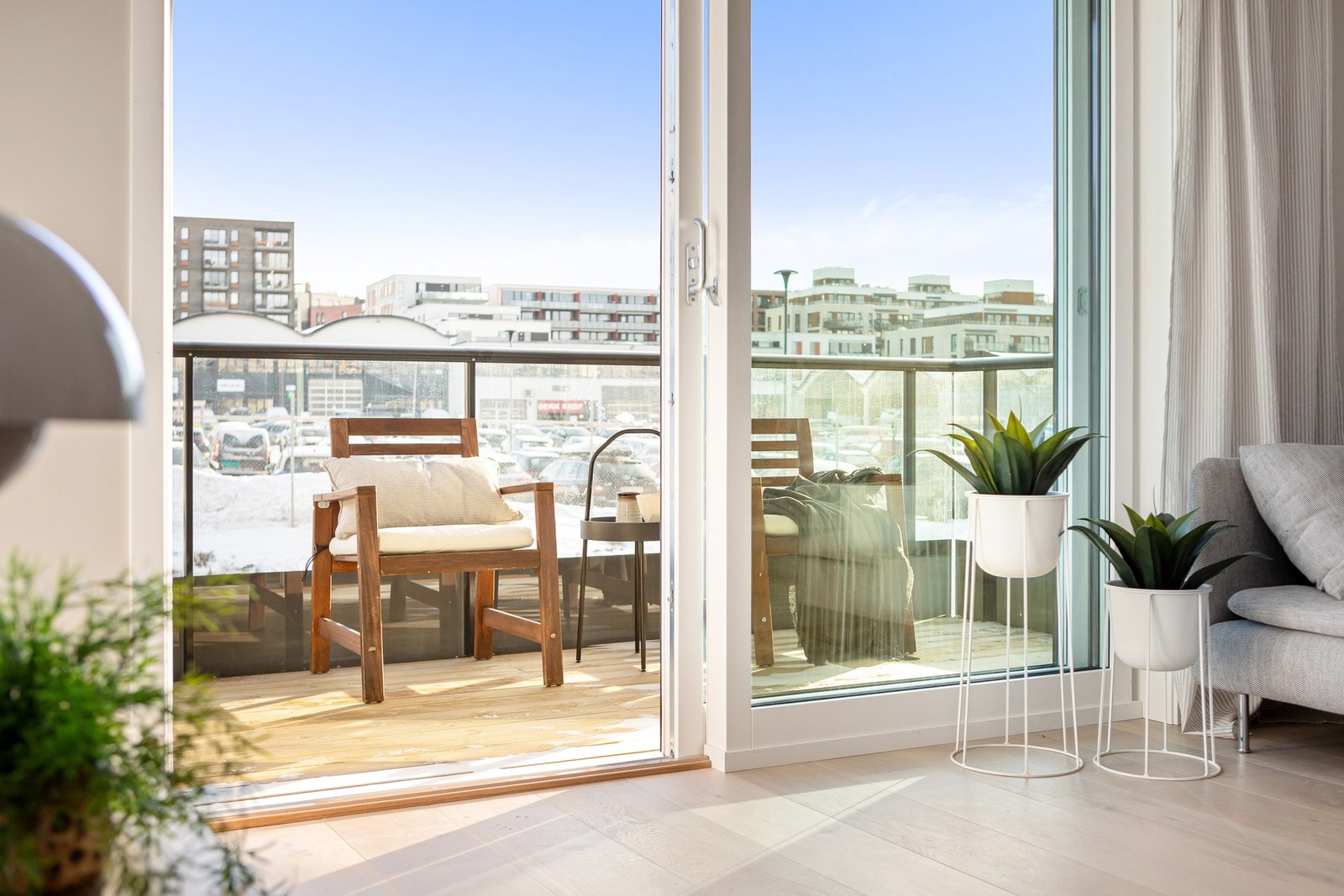 Leiligheten ligger på hjørnet i byggets 3. etasje (heisadkomst), og har en god planløsning som utnytter plassen optimalt. Galleribilde