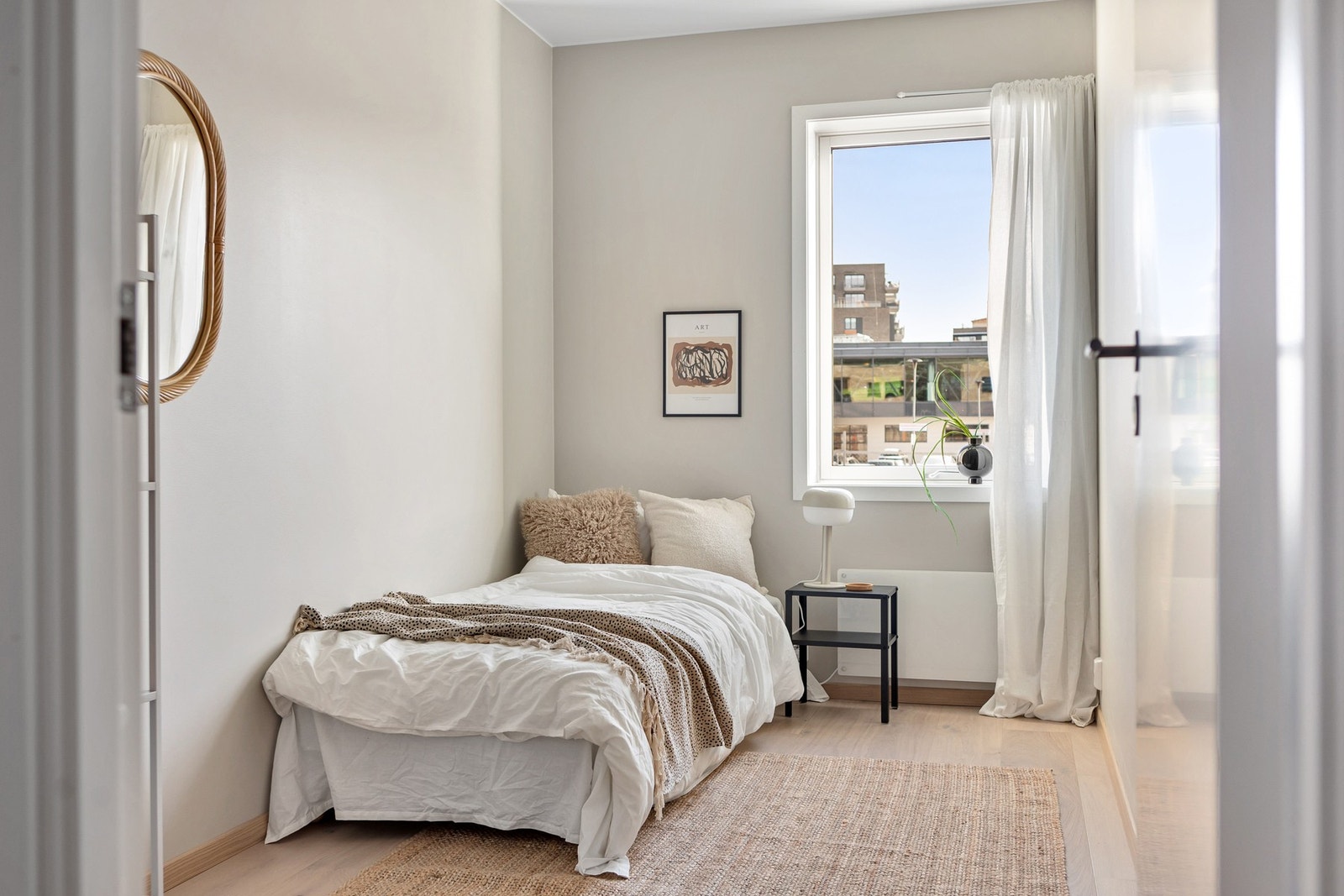 De to andre soverommene har plass til seng, kontorpult og garderobeløsninger - alt etter eget ønske og behov. Galleribilde