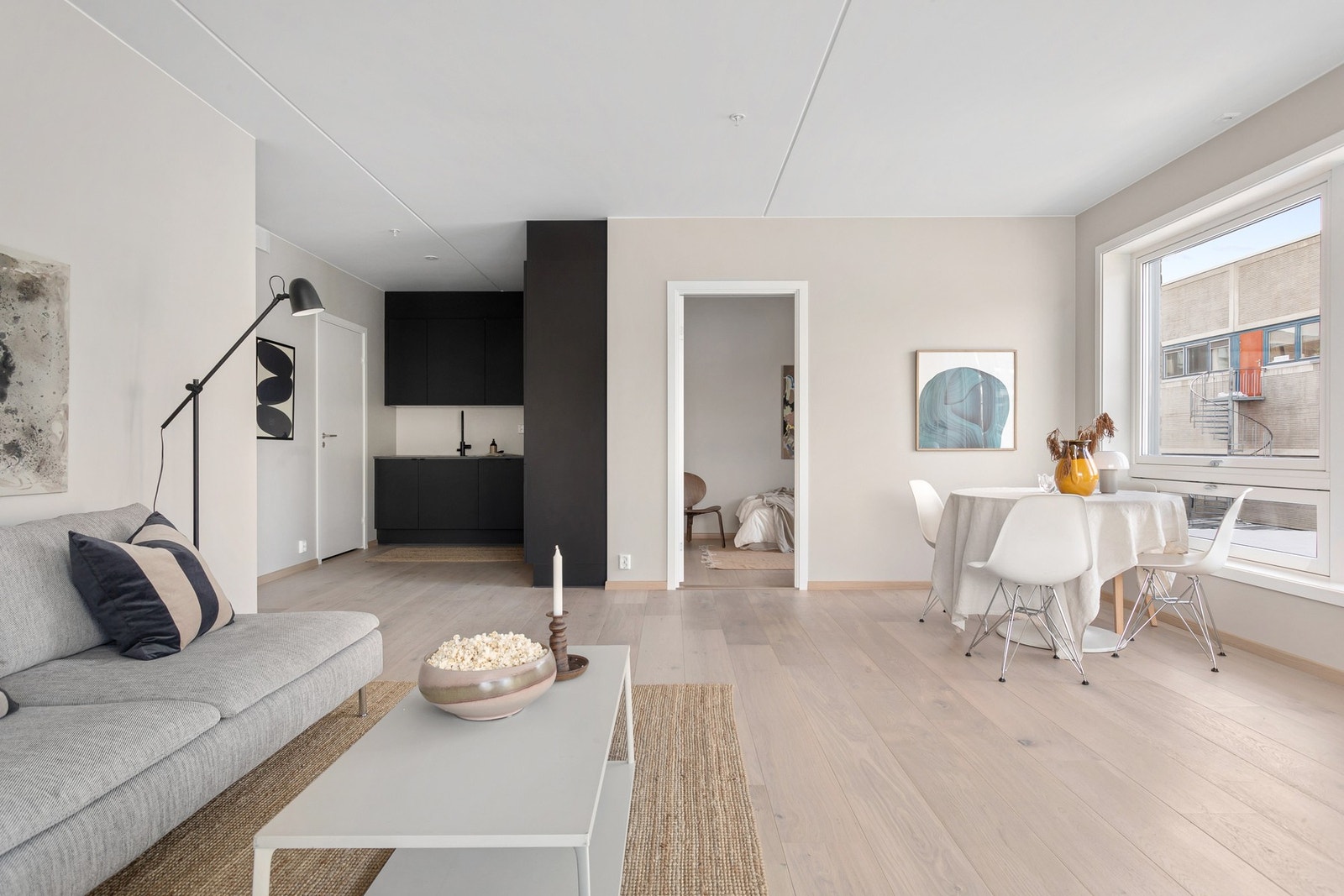 Stuen er romslig med god plass til både sofagruppe med salongbord, mediemøblement og et spisebord. Galleribilde