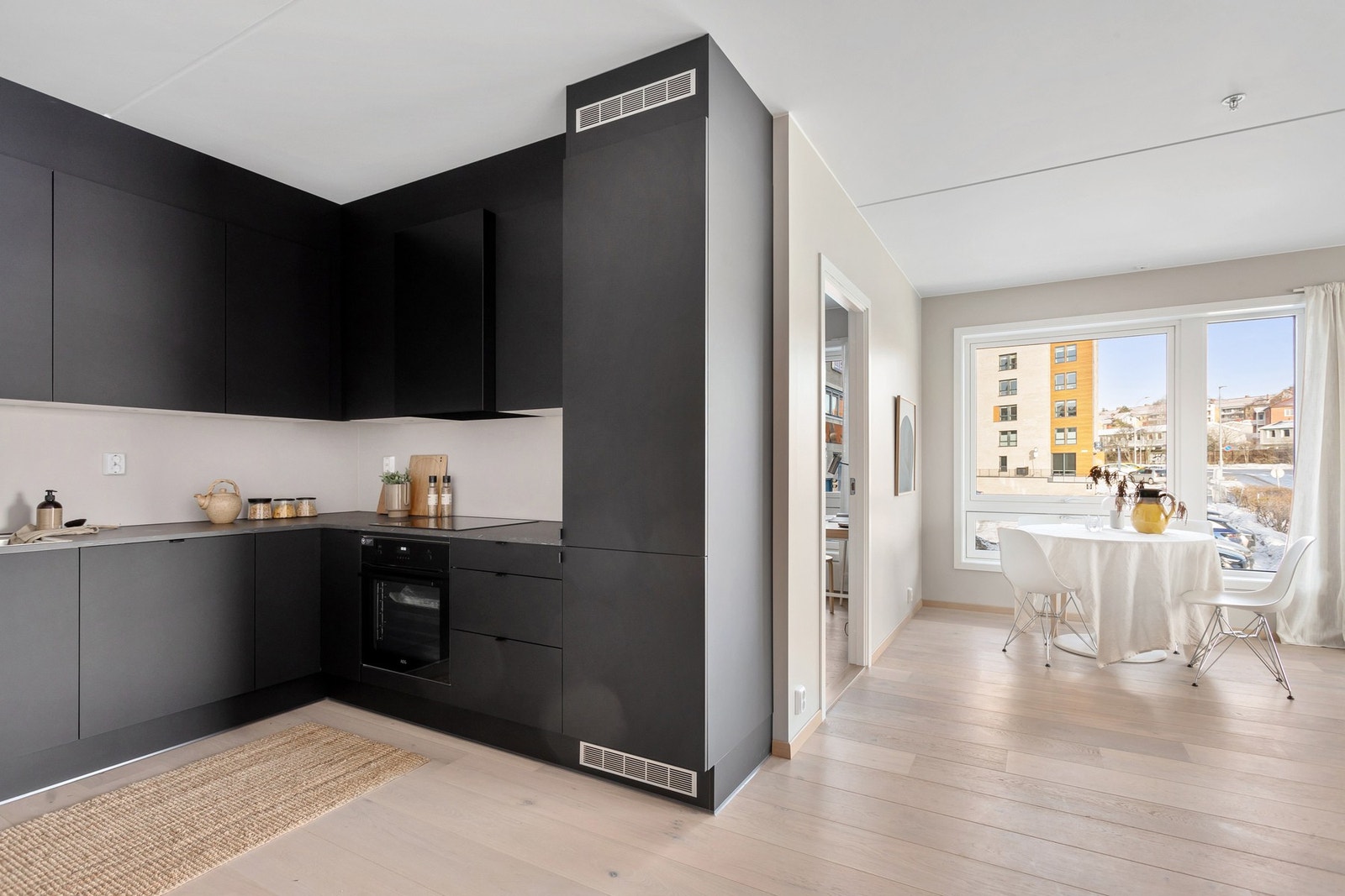 Kjøkkenet ligger i en fin delvis åpen løsning med stuen, adskilt og samtidig åpent og sosialt. Galleribilde