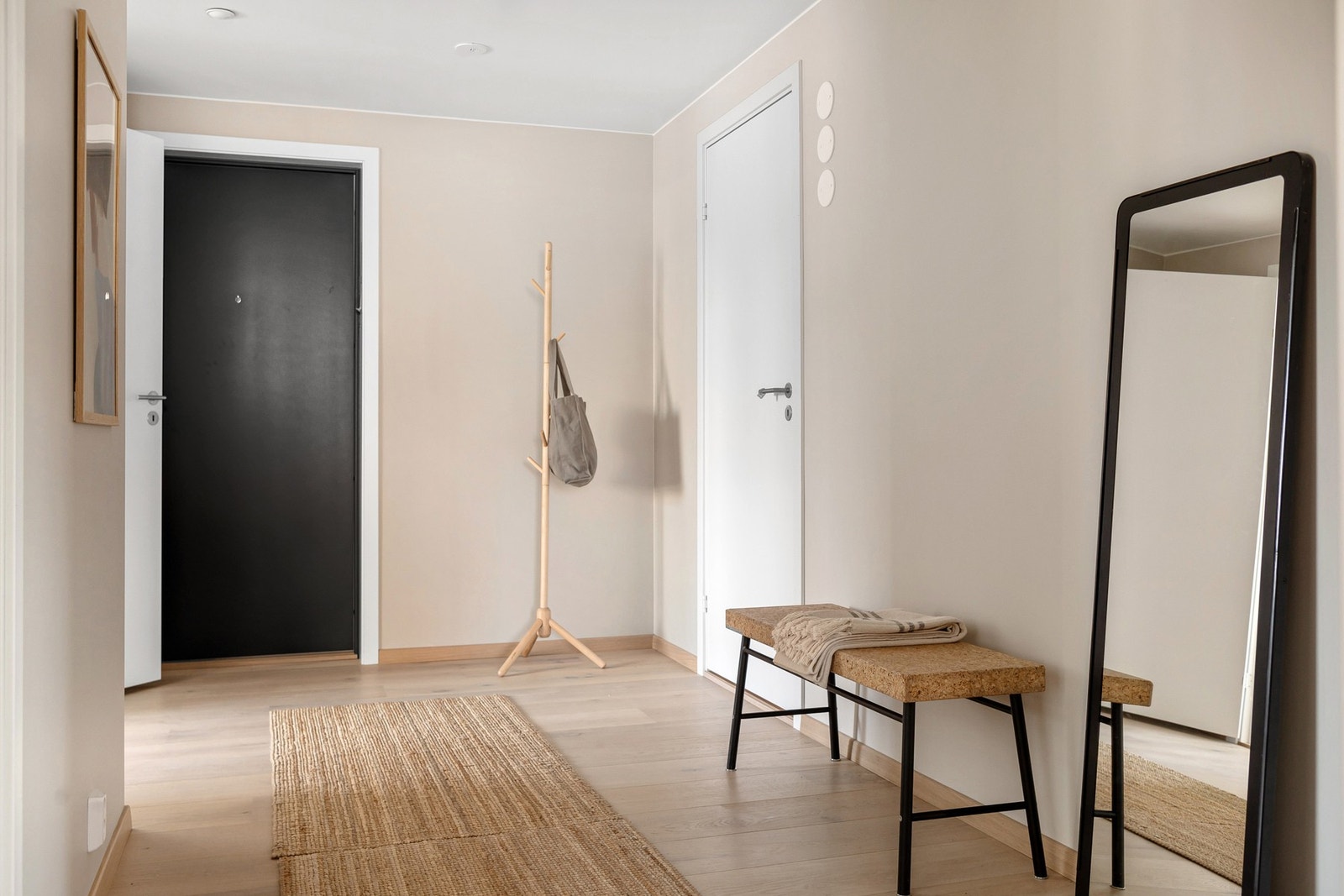 I entréen har du god plass til garderobeløsninger etter eget ønske og behov. Montert porttelefon med video på vegg. Galleribilde